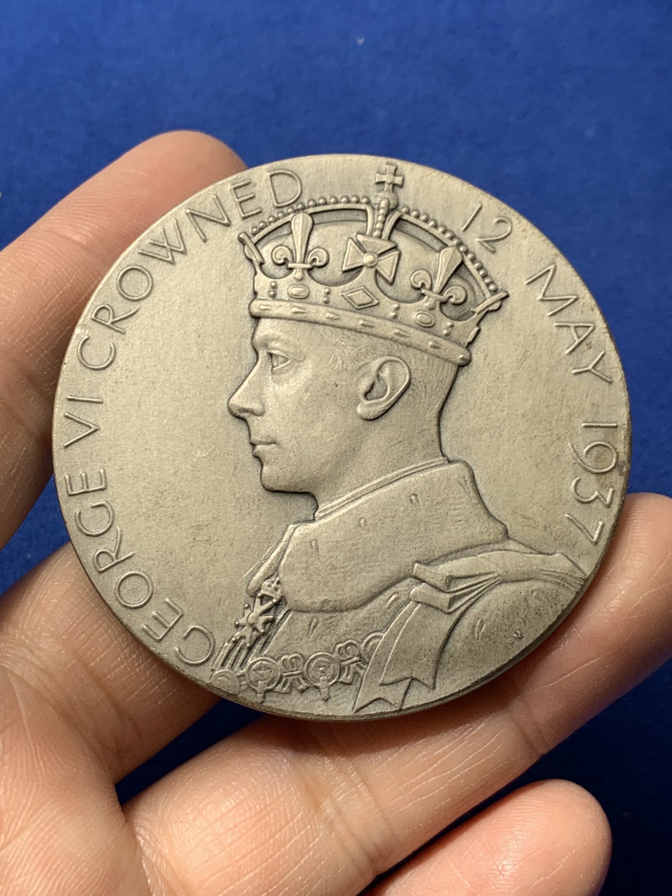 《竞宝斋》第249场-周日，周一 ，周二3场连拍 (全场包邮) 1937 英国乔治六世登基纪念银章，直径57.1mm，约83.6克