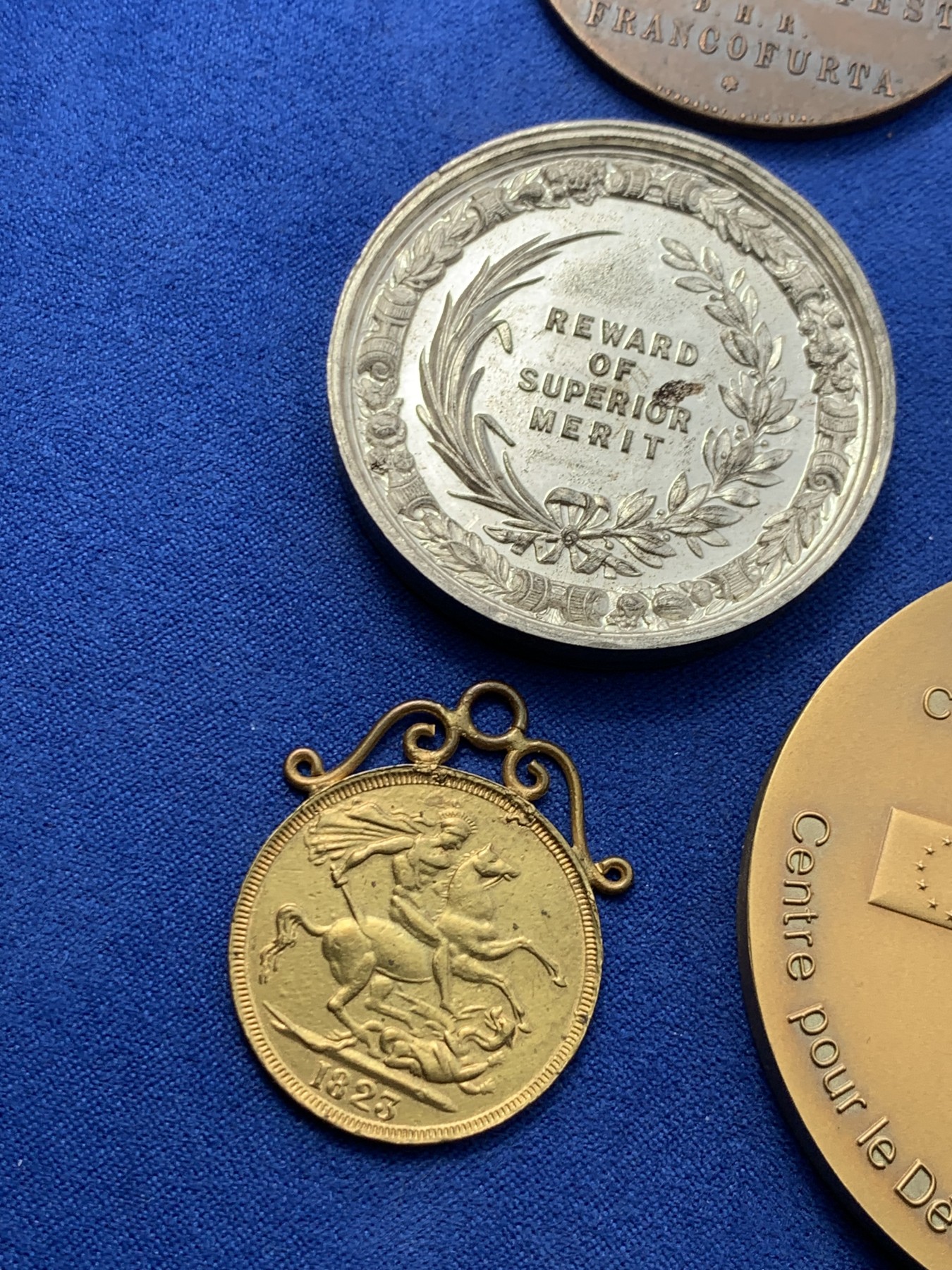 《竞宝斋》第249场-周日，周一 ，周二3场连拍 (全场包邮) 近现代欧洲章牌3#（5枚） 材质 年代 品种自辨 细节见图