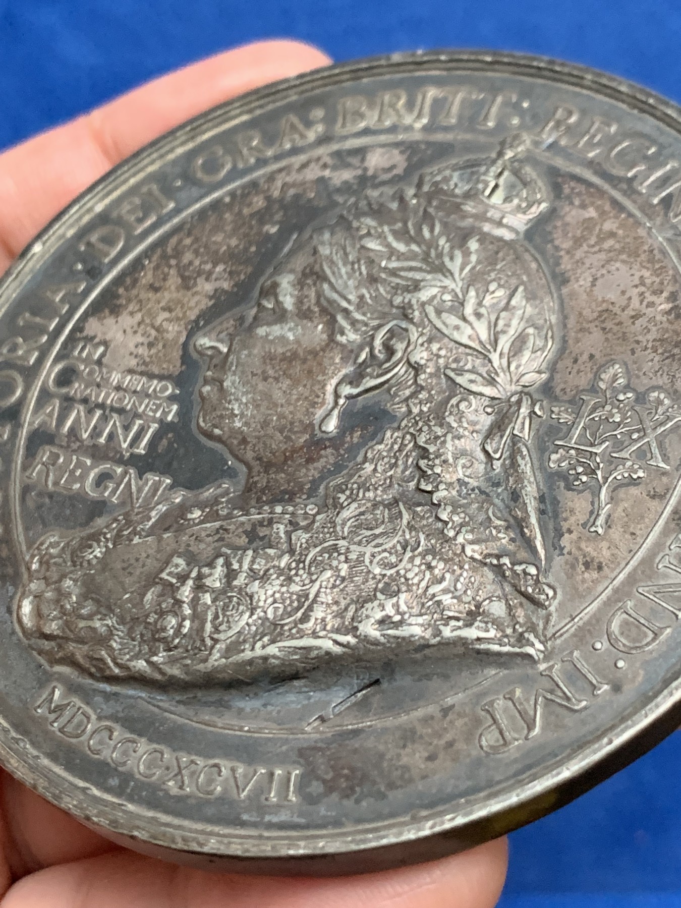 《竞宝斋》第249场-周日，周一 ，周二3场连拍 (全场包邮) 1897 英国维多利亚登基60周年白色金属章，直径76.4mm，约101克