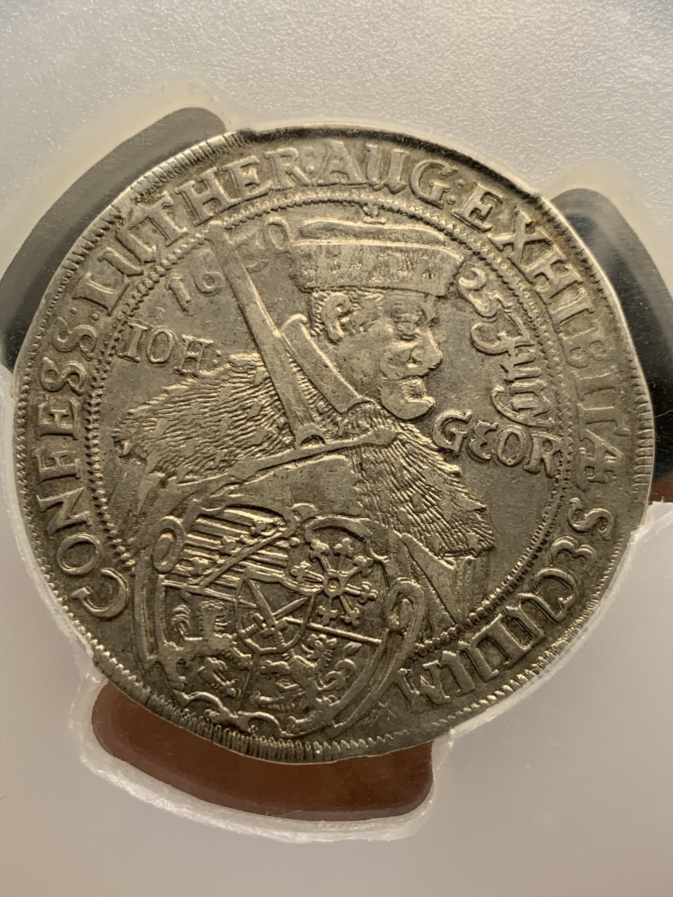 《竞宝斋》第249场-周日，周一 ，周二3场连拍 (全场包邮) PCGS  AU55 德国萨克森 1630年约翰·乔治泰勒，大盒子封装，图片中的丝痕是盒子表面痕迹，硬币完好，同分泰勒HA2014年拍卖已经超过1000美金，近年来泰勒涨势迅猛，这颗是不错的收藏了。