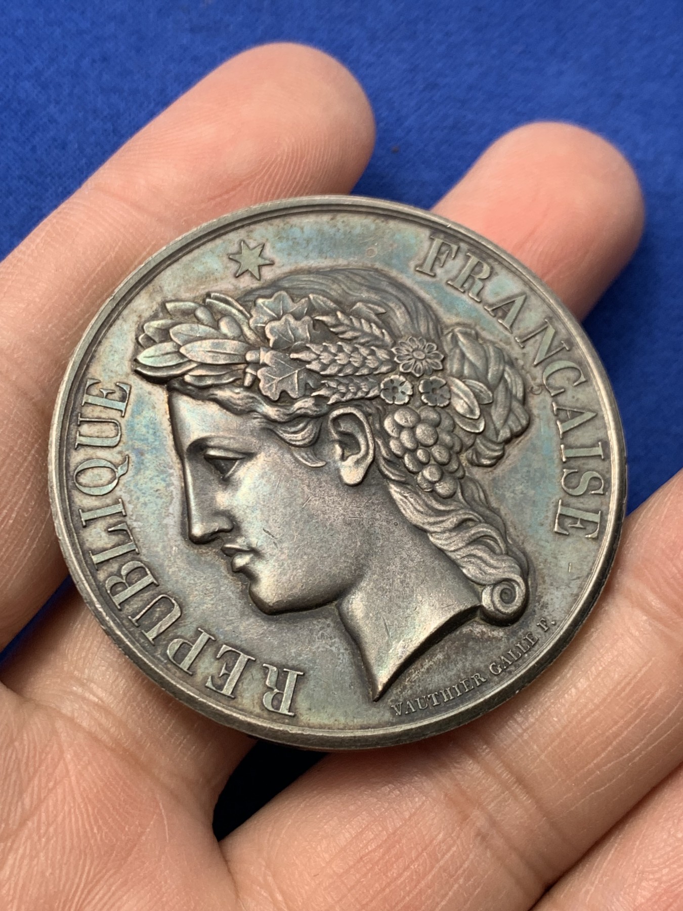 《竞宝斋》第249场-周日，周一 ，周二3场连拍 (全场包邮) 19世纪法国稻谷女神银章，直径45.7mm，约50.6克，边铭有银标