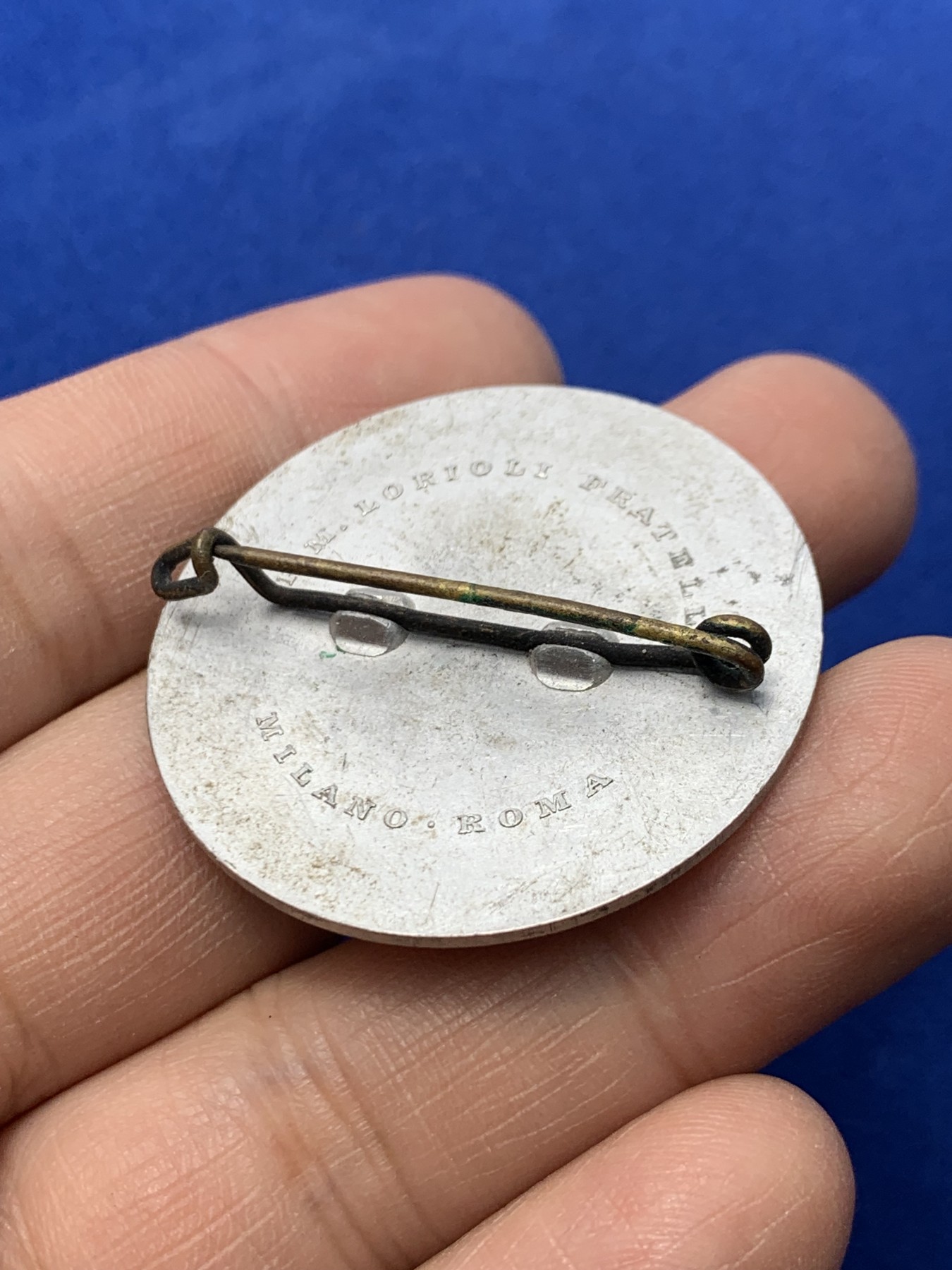 《竞宝斋》第249场-周日，周一 ，周二3场连拍 (全场包邮) 20世纪40年代意大利墨索里尼铝制胸针，直径38.3mm