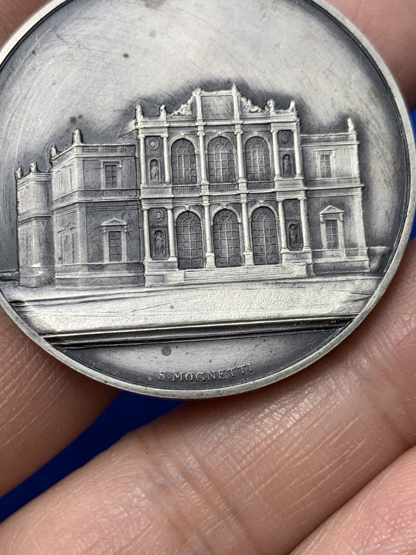 《竞宝斋》第249场-周日，周一 ，周二3场连拍 (全场包邮) 19世纪瑞士日内瓦音乐学院银章，直径41.3mm，约39.3克，边铭有银标