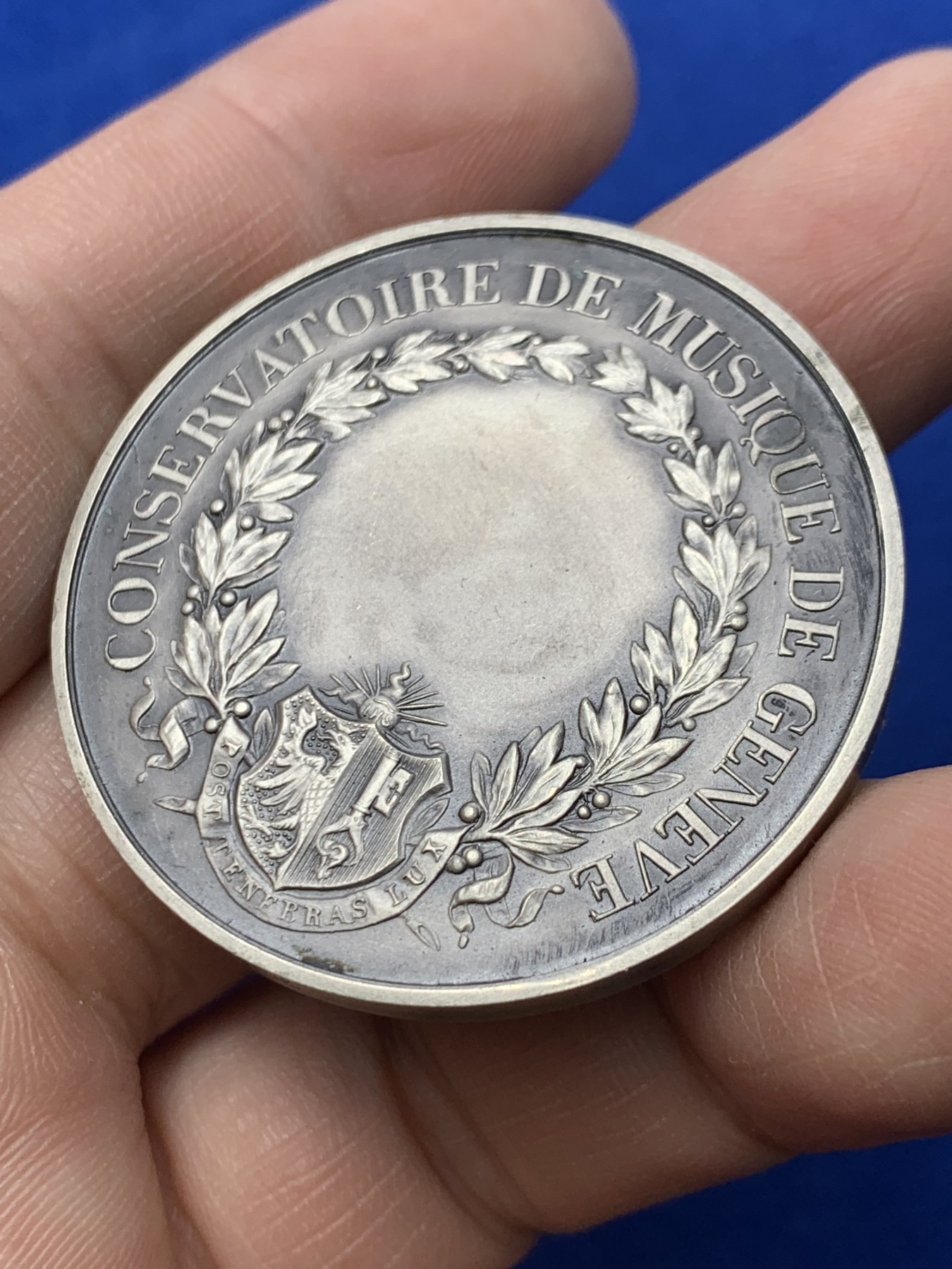 《竞宝斋》第249场-周日，周一 ，周二3场连拍 (全场包邮) 19世纪瑞士日内瓦音乐学院银章，直径41.3mm，约39.3克，边铭有银标