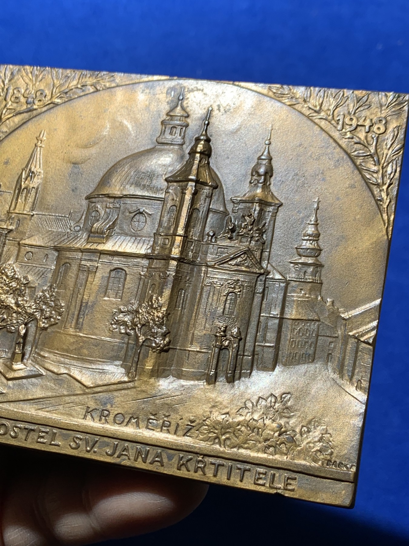 《竞宝斋》第249场-周日，周一 ，周二3场连拍 (全场包邮) 1948 捷克克罗梅日什圣约翰教堂矩形大铜章，尺寸84*92.9mm，约329克，非常厚重