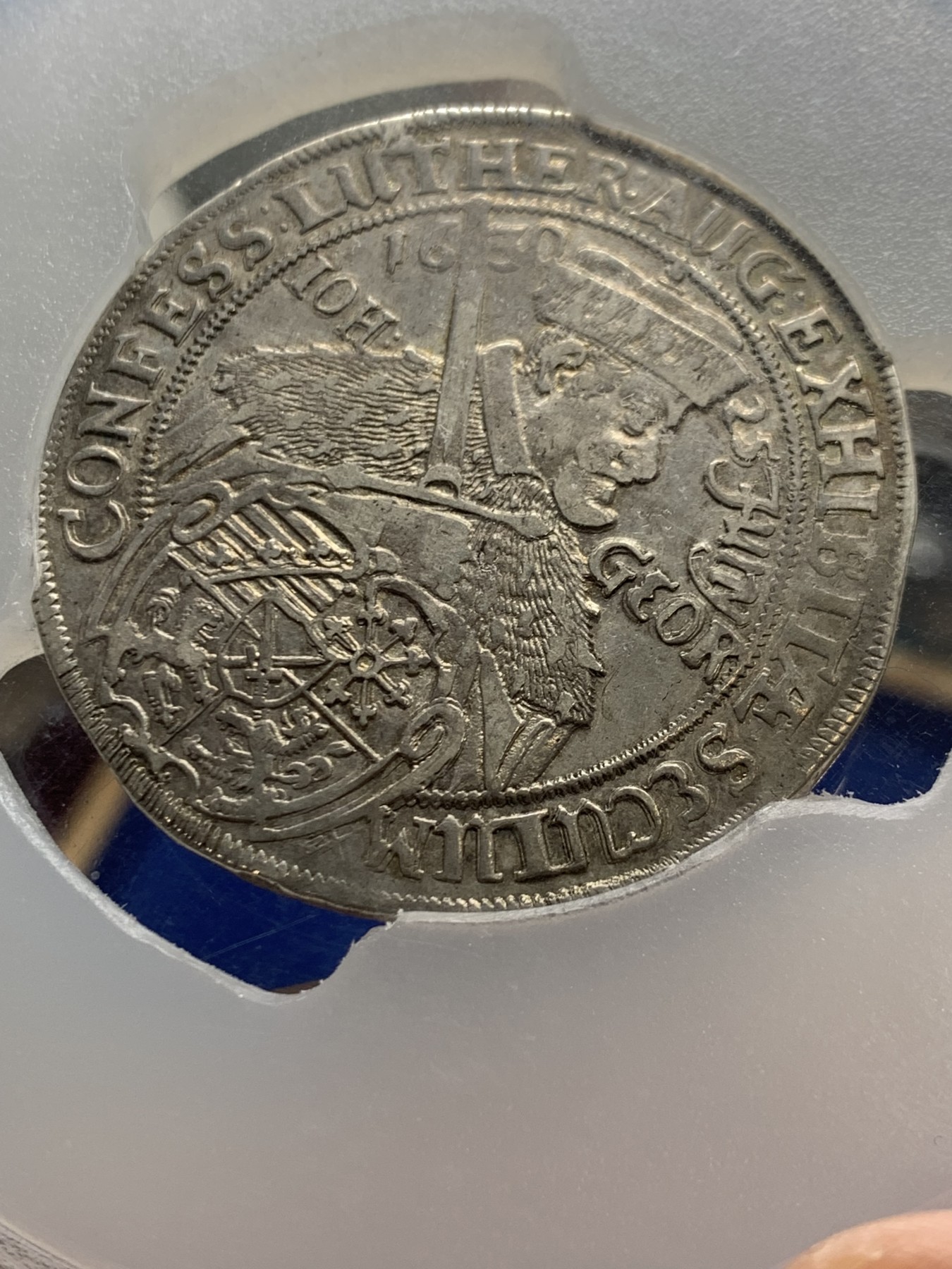 《竞宝斋》第249场-周日，周一 ，周二3场连拍 (全场包邮) PCGS  AU55 德国萨克森 1630年约翰·乔治泰勒，大盒子封装，图片中的丝痕是盒子表面痕迹，硬币完好，同分泰勒HA2014年拍卖已经超过1000美金，近年来泰勒涨势迅猛，这颗是不错的收藏了。