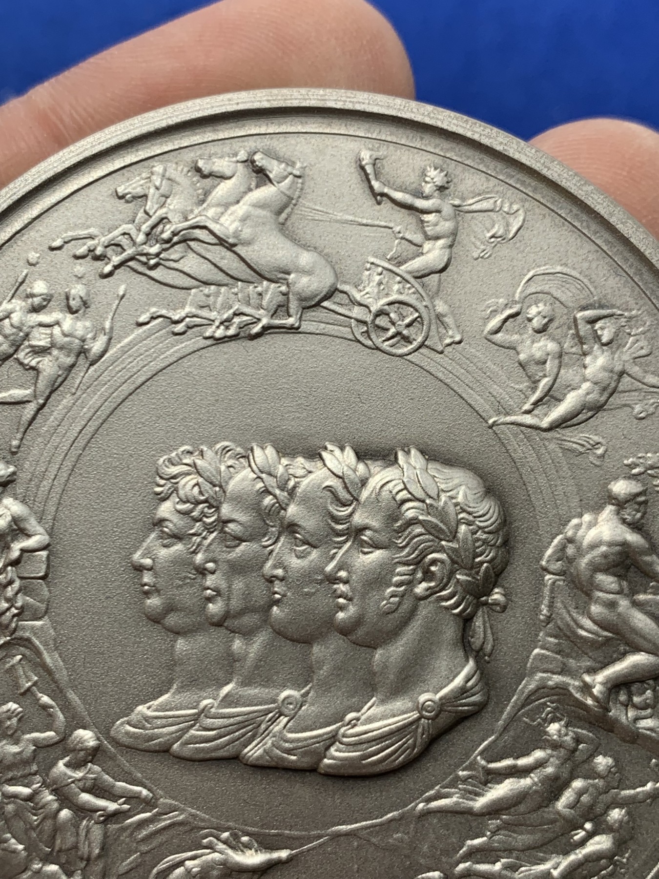 《竞宝斋》第249场-周日，周一 ，周二3场连拍 (全场包邮) 1972 英国滑铁卢战役150周年纪念银章（原盒），直径63.8mm，约124.2克