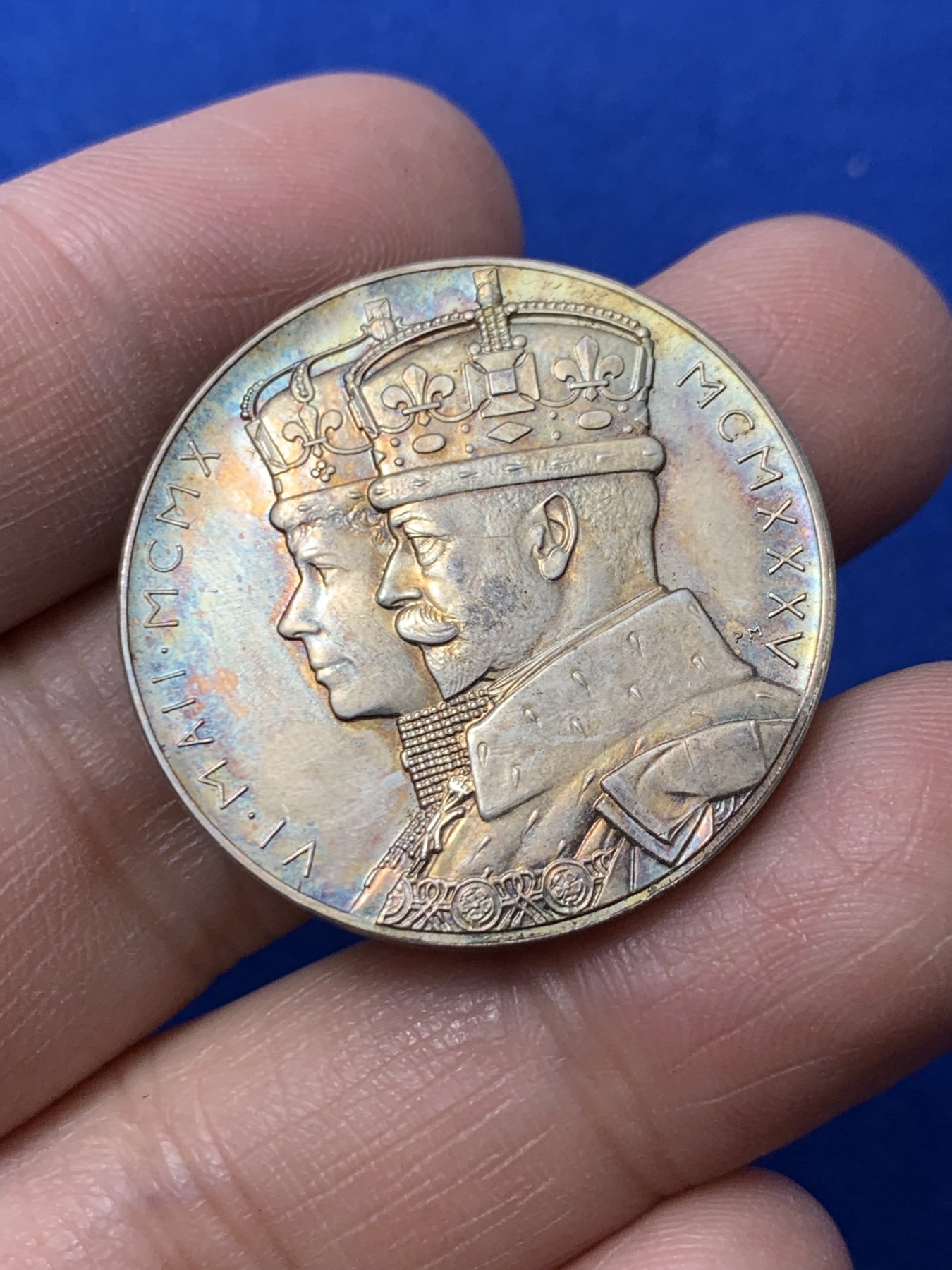 《竞宝斋》第249场-周日，周一 ，周二3场连拍 (全场包邮) 1935 英国乔治五世登基25周年纪念小银章（原盒），直径31.8mm，约15.5克