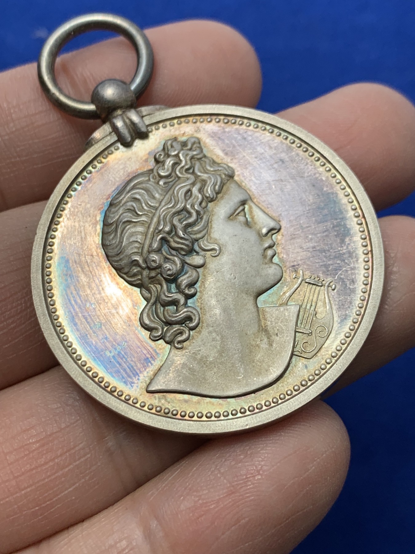 《竞宝斋》第249场-周日，周一 ，周二3场连拍 (全场包邮) 1926 英国伦敦音乐学院银章（原盒），直径40.6mm，约38.2克，原盒有轻微破损