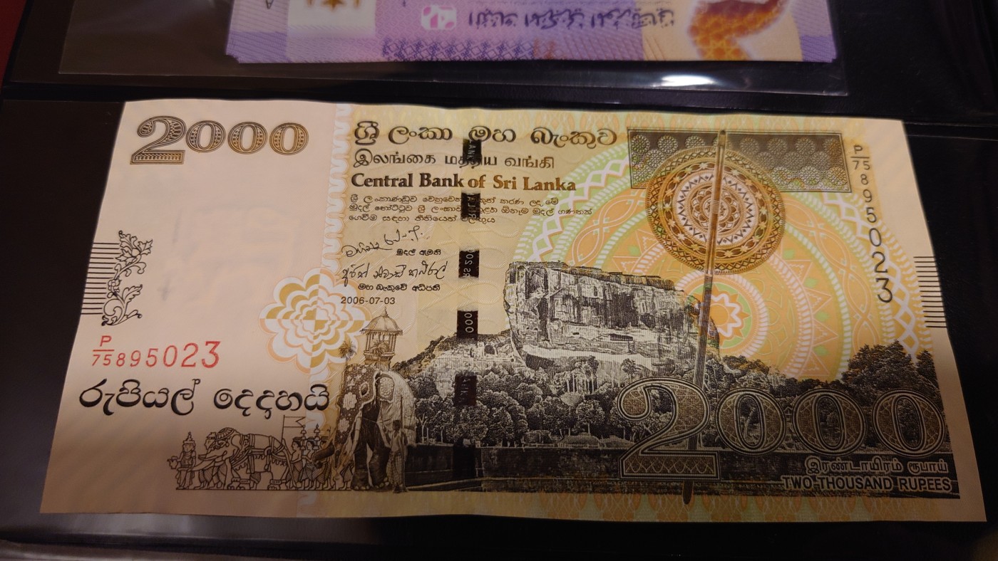 【世界钱币】精选微拍第98期暨2024年第9期  2006年斯里兰卡2000卢比 全新绝品无47尾号023