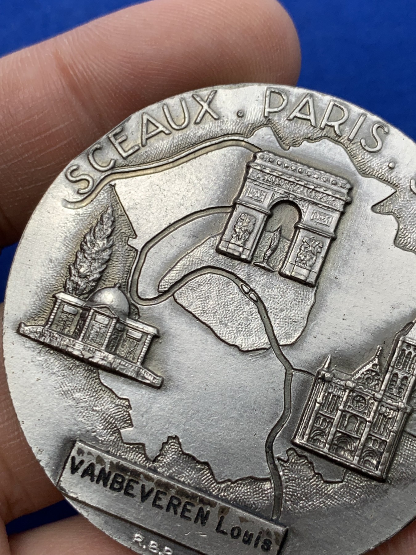 《竞宝斋》第249场-周日，周一 ，周二3场连拍 (全场包邮) 1967 法国塞纳河景观银章，直径50.1mm，约78.5克，边铭有银标