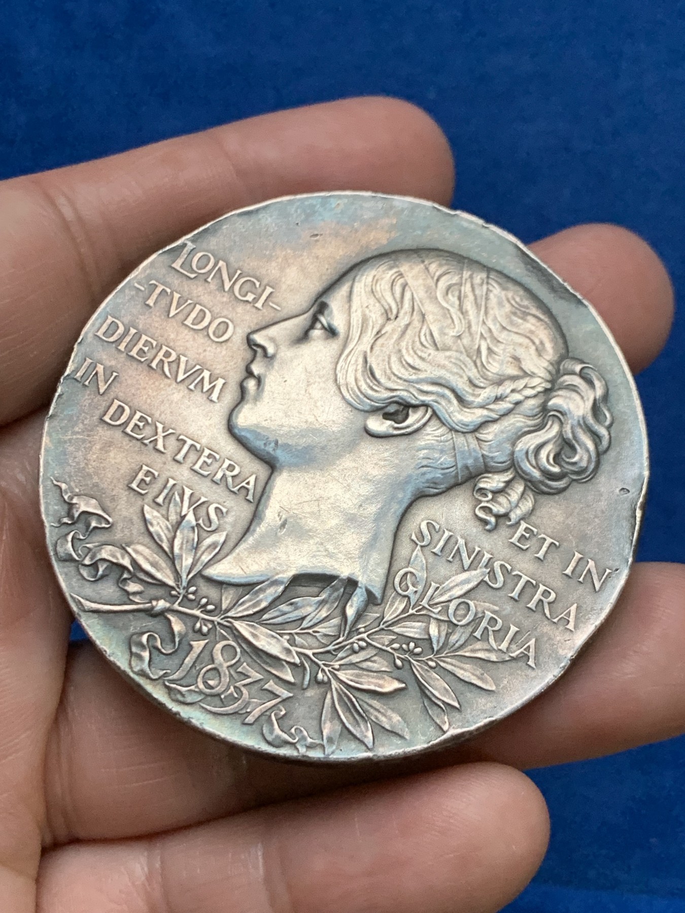 《竞宝斋》第249场-周日，周一 ，周二3场连拍 (全场包邮) 1897 英国维多利亚登基60周年银章，直径55.7mm，约84.9克，边缘有磕碰以及刻字