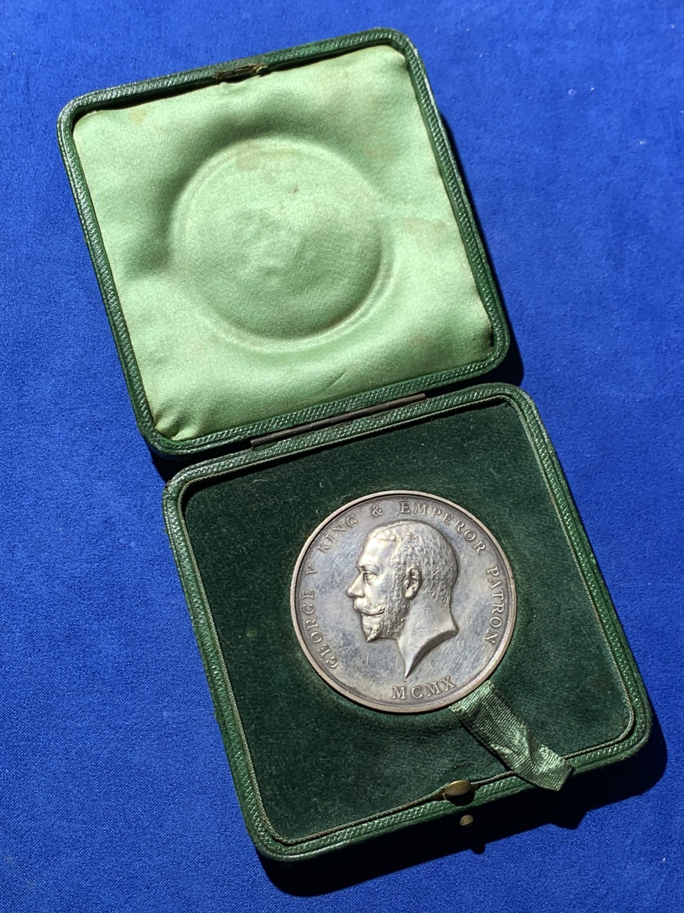 《竞宝斋》第249场-周日，周一 ，周二3场连拍 (全场包邮) 1925 英国皇家艺术学会银章（原盒），直径55.7mm，约90.6克