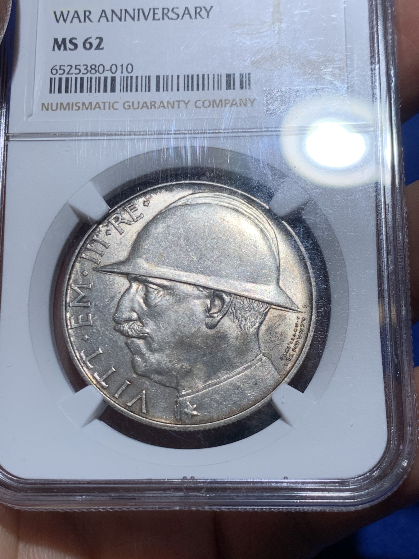 《竞宝斋》第249场-周日，周一 ，周二3场连拍 (全场包邮) NGC MS62 意大利1928年一战结束十周年纪念20里拉大银币 经典大钢盔 意系热门品种 原味包浆 难得的品相