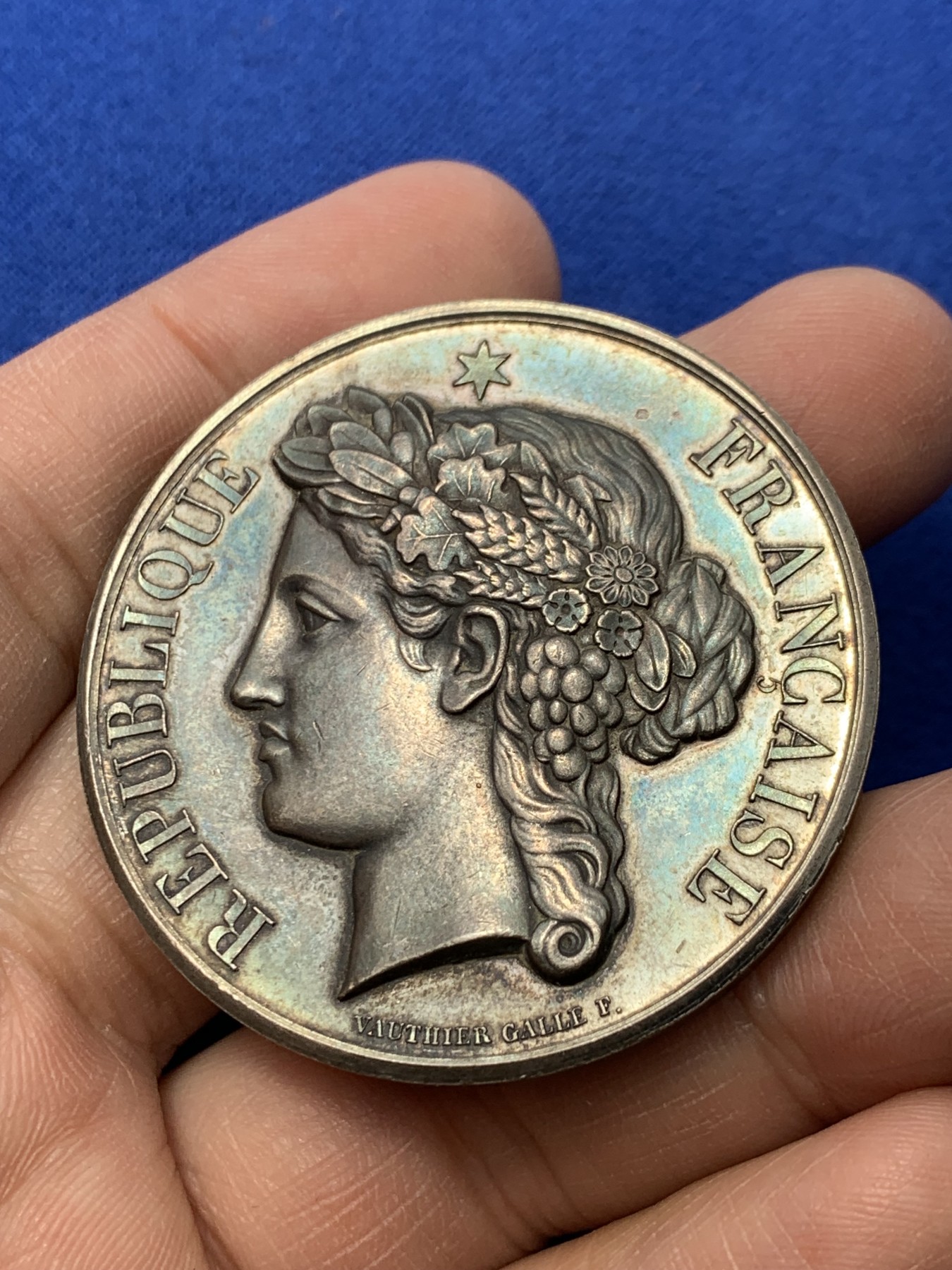 《竞宝斋》第249场-周日，周一 ，周二3场连拍 (全场包邮) 19世纪法国稻谷女神银章，直径45.7mm，约50.6克，边铭有银标