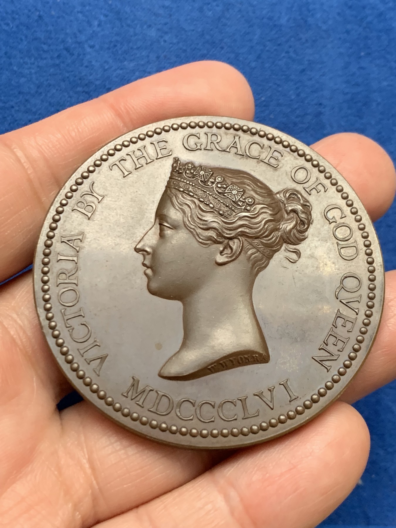 《竞宝斋》第249场-周日，周一 ，周二3场连拍 (全场包邮) 1857 英国艺术部维多利亚铜章（原盒），直径54.3mm，约76.5克