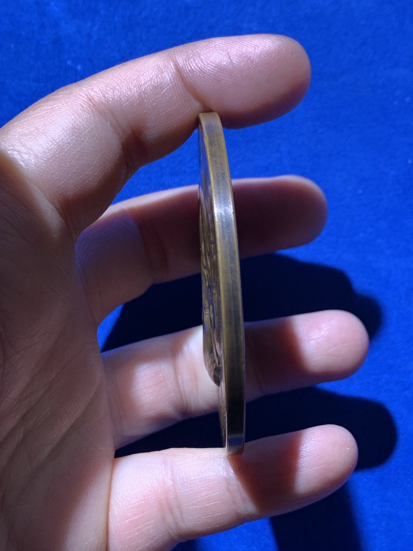 《竞宝斋》第249场-周日，周一 ，周二3场连拍 (全场包邮) 1910 比利时三代国王盾徽铜章，直径65.2mm，约105.3克