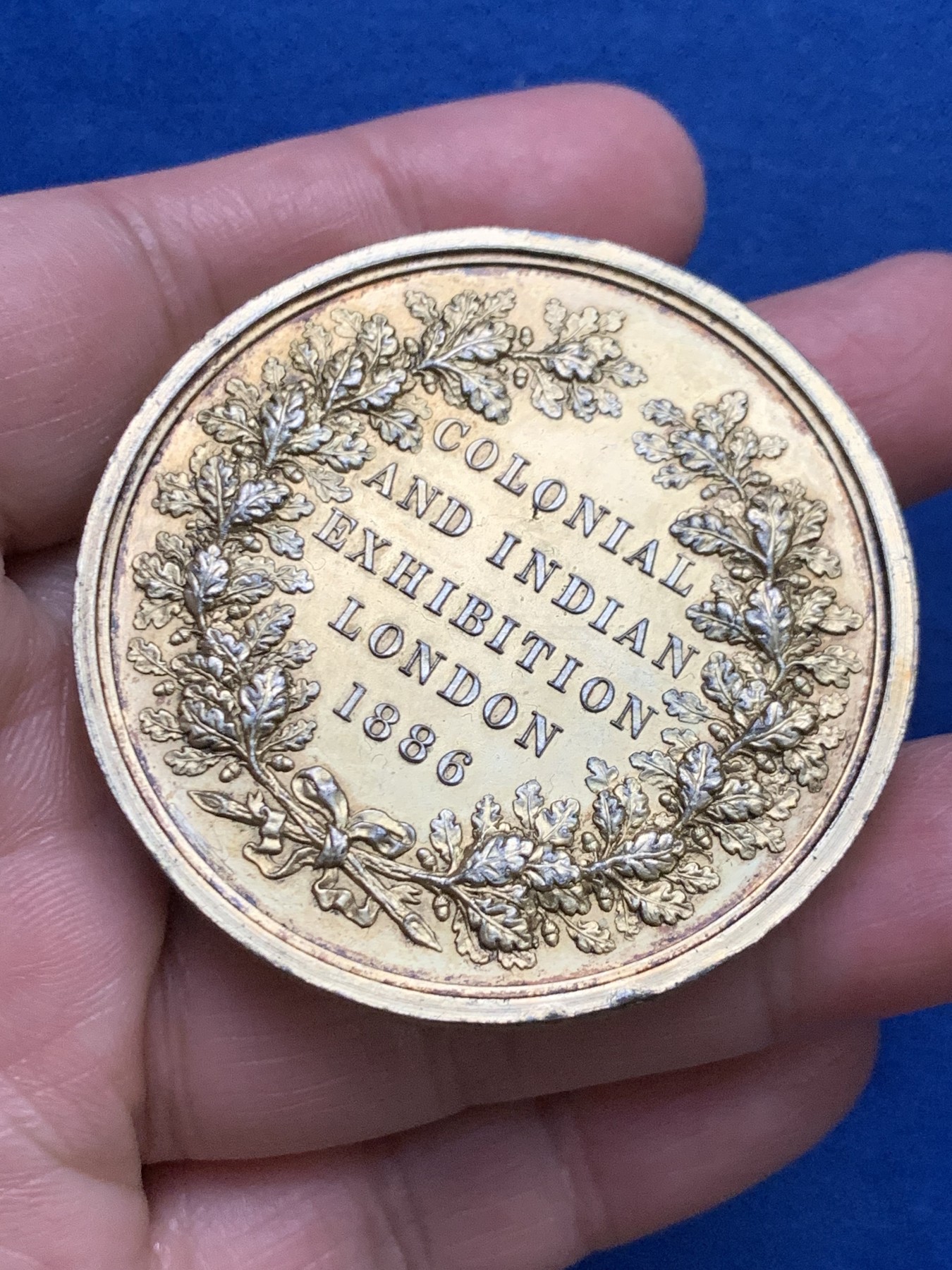 《竞宝斋》第249场-周日，周一 ，周二3场连拍 (全场包邮) 1886 英国伦敦殖民地及印度博览会镀金铜章，直径51.9mm，约83克