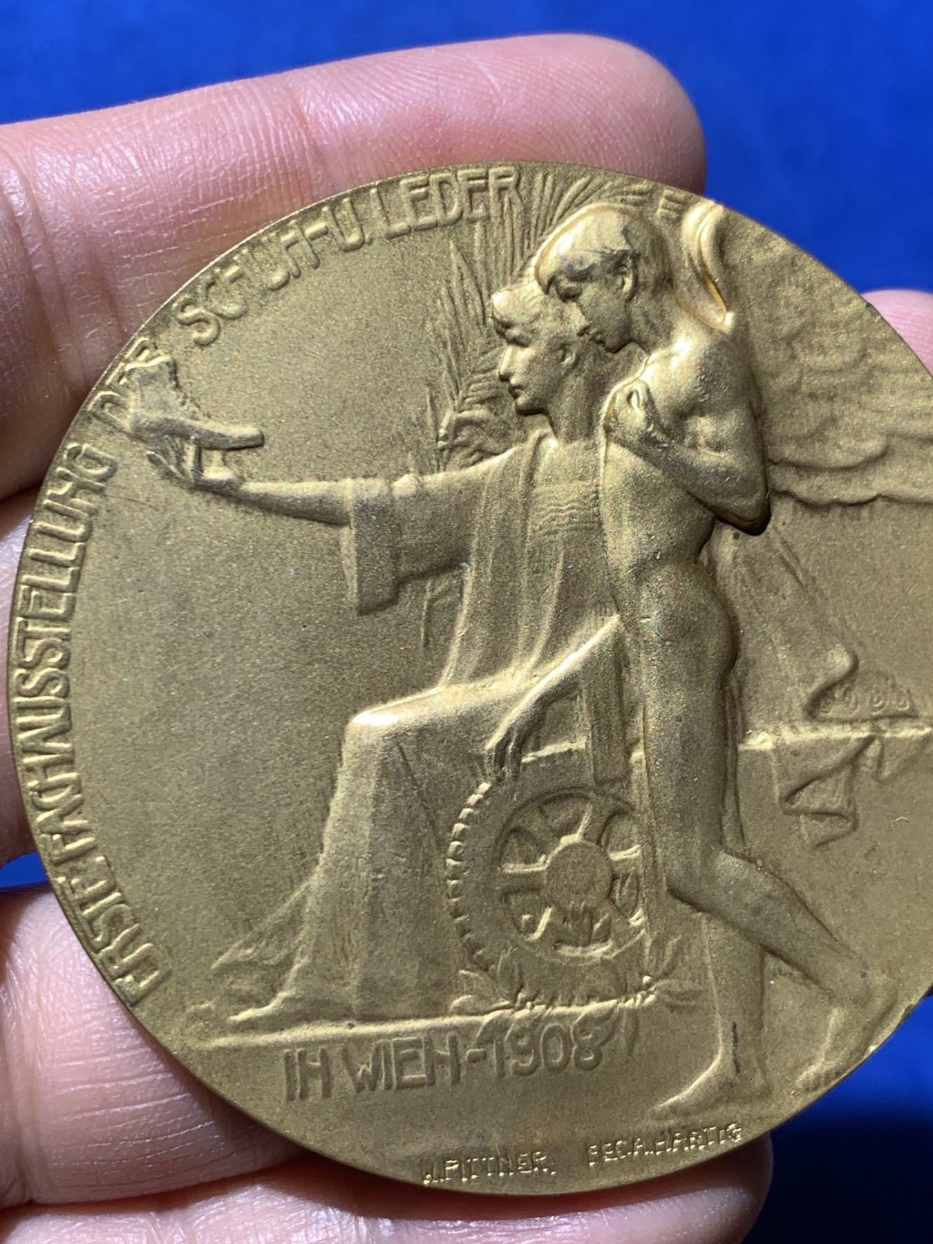 《竞宝斋》第249场-周日，周一 ，周二3场连拍 (全场包邮) 1908 奥地利维也纳皮革展会镀金铜章，直径60mm，约70.3克