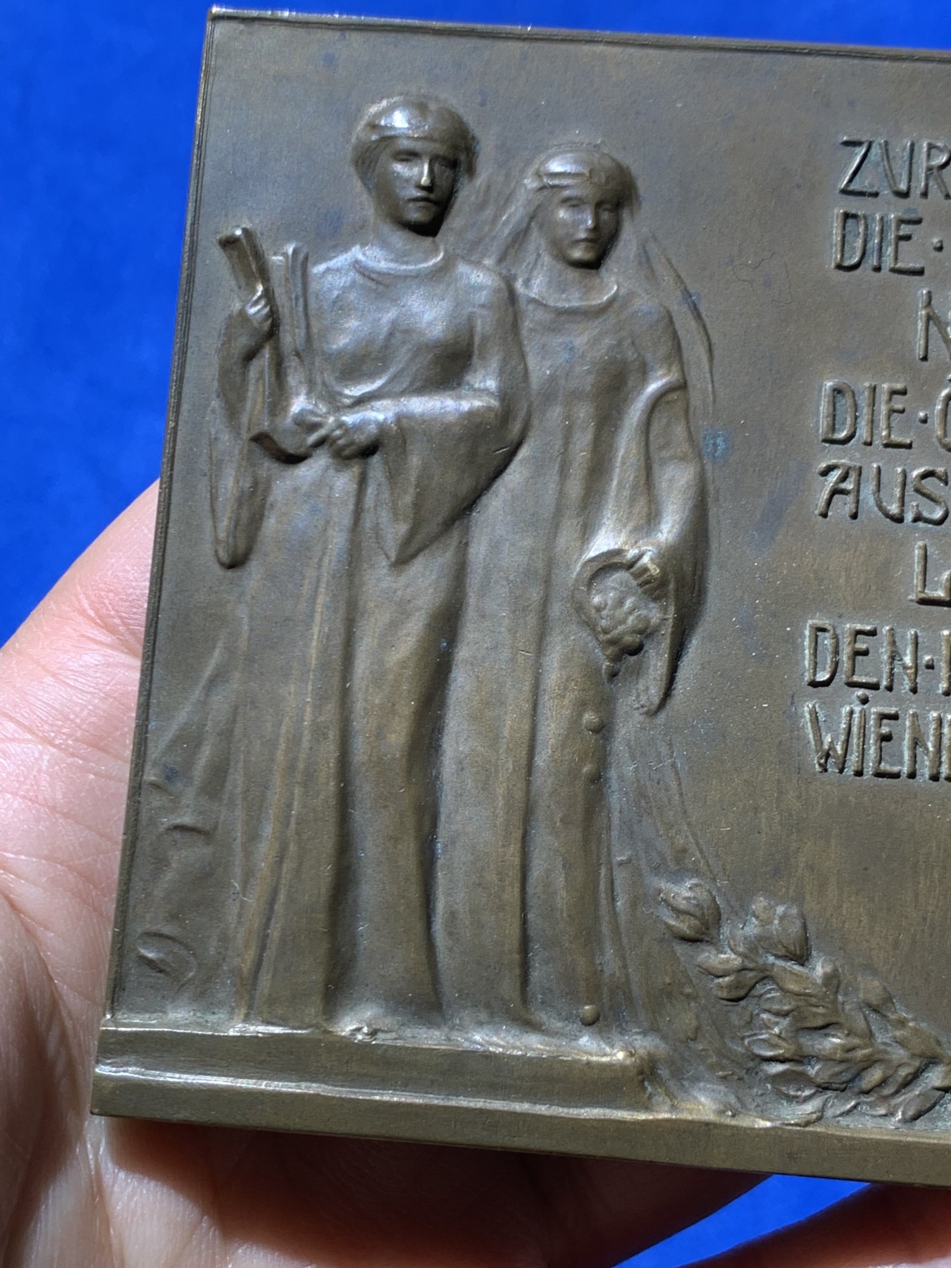 《竞宝斋》第249场-周日，周一 ，周二3场连拍 (全场包邮) 1906 维也纳歌唱协会25周年纪念矩形铜章，尺寸83*101mm，约265.4克