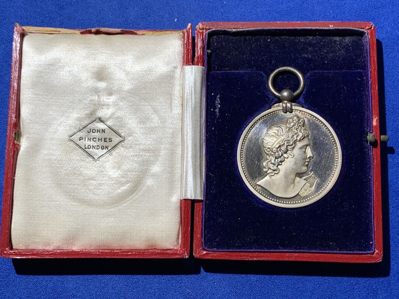 《竞宝斋》第249场-周日，周一 ，周二3场连拍 (全场包邮) 1926 英国伦敦音乐学院银章（原盒），直径40.6mm，约38.2克，原盒有轻微破损