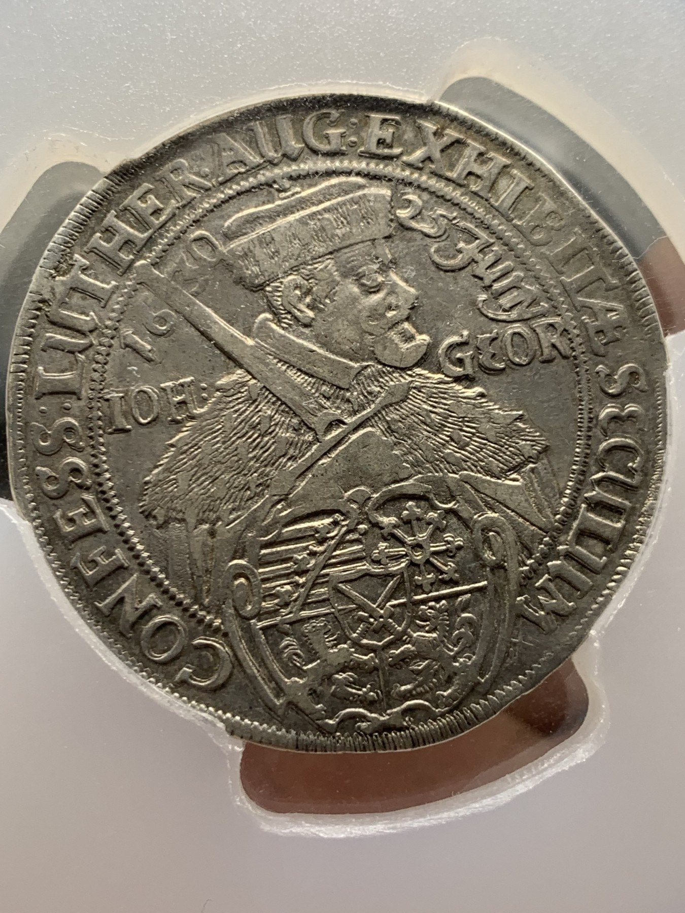 《竞宝斋》第249场-周日，周一 ，周二3场连拍 (全场包邮) PCGS  AU55 德国萨克森 1630年约翰·乔治泰勒，大盒子封装，图片中的丝痕是盒子表面痕迹，硬币完好，同分泰勒HA2014年拍卖已经超过1000美金，近年来泰勒涨势迅猛，这颗是不错的收藏了。