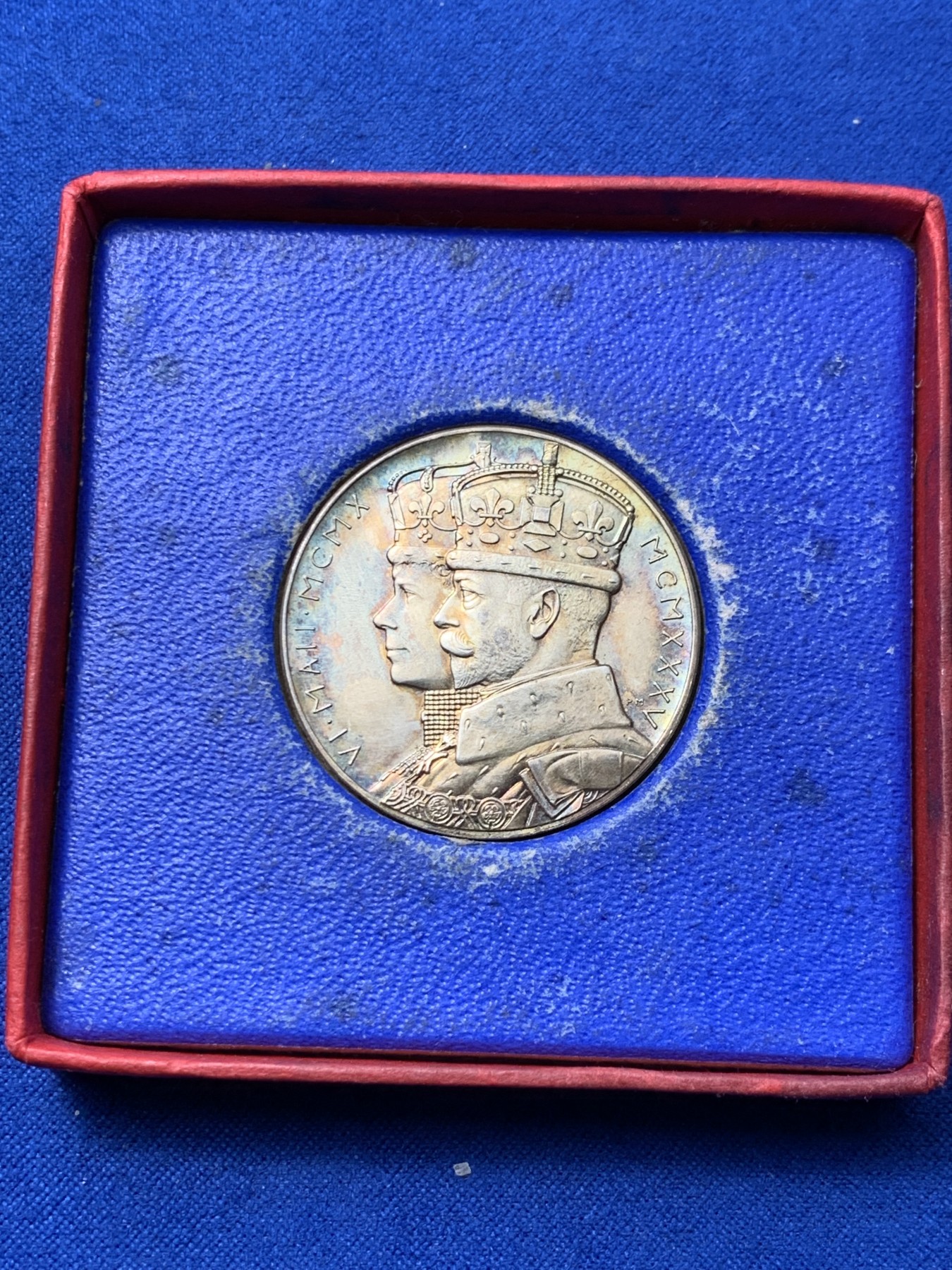 《竞宝斋》第249场-周日，周一 ，周二3场连拍 (全场包邮) 1935 英国乔治五世登基25周年纪念小银章（原盒），直径31.8mm，约15.5克