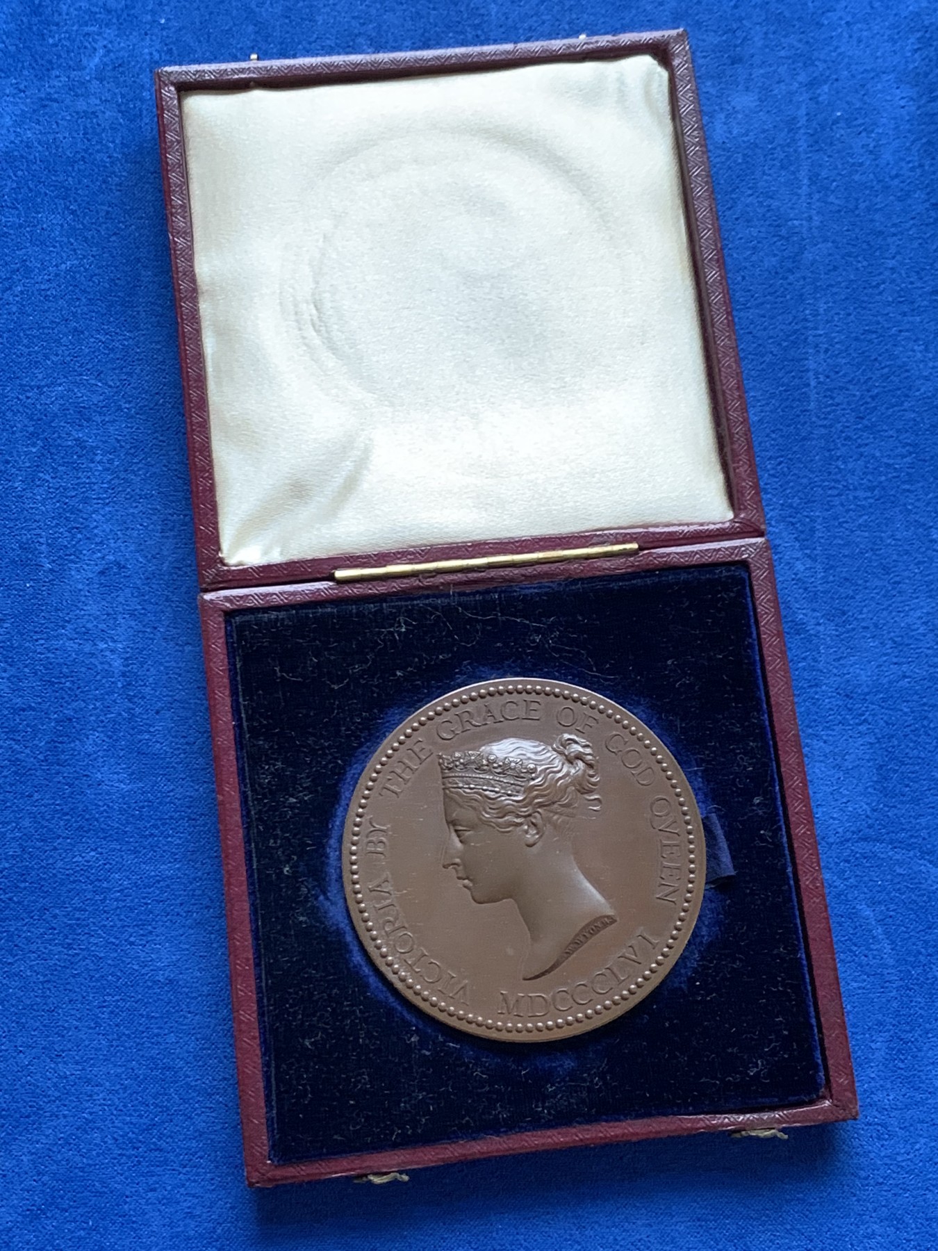 《竞宝斋》第249场-周日，周一 ，周二3场连拍 (全场包邮) 1857 英国艺术部维多利亚铜章（原盒），直径54.3mm，约76.5克