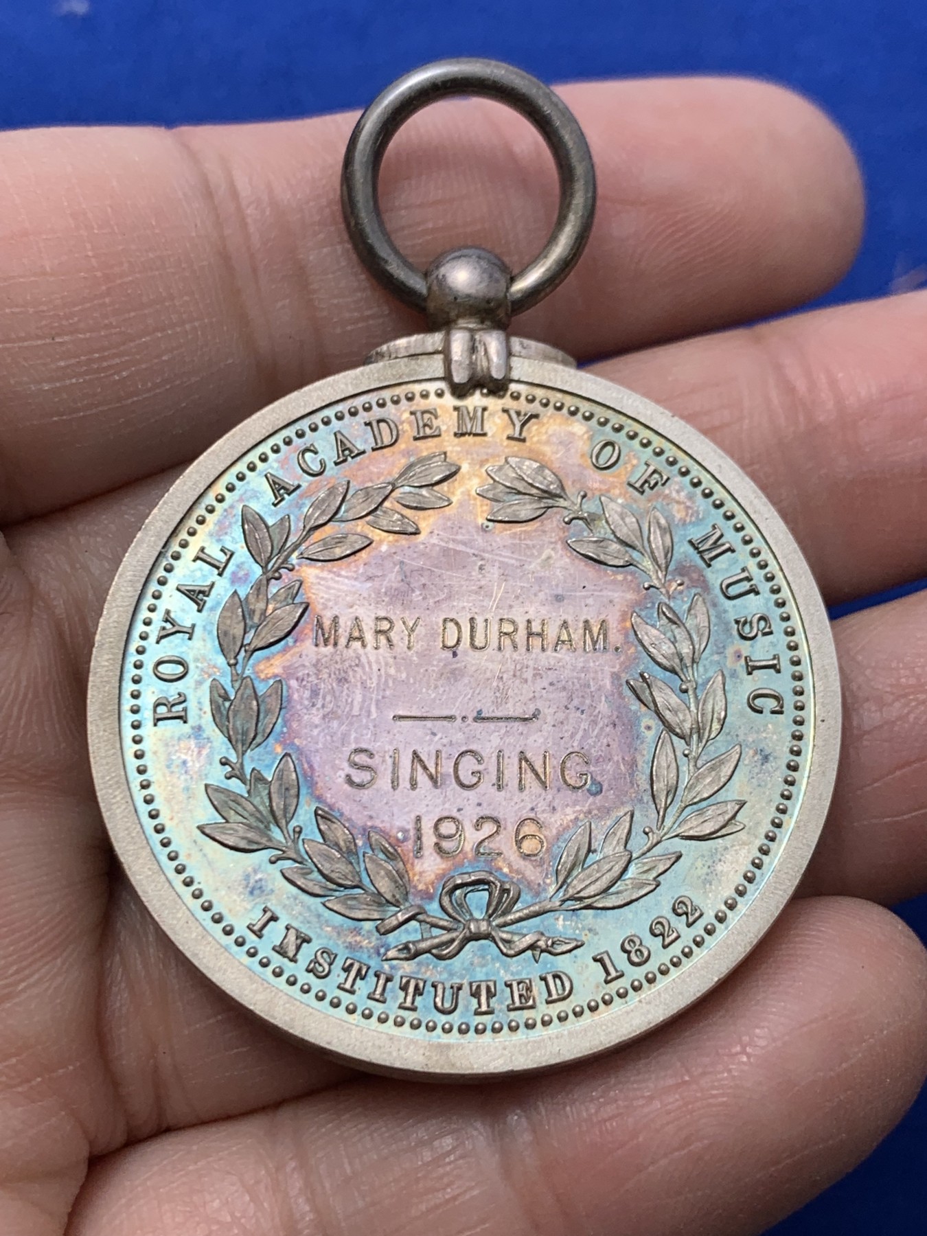 《竞宝斋》第249场-周日，周一 ，周二3场连拍 (全场包邮) 1926 英国伦敦音乐学院银章（原盒），直径40.6mm，约38.2克，原盒有轻微破损