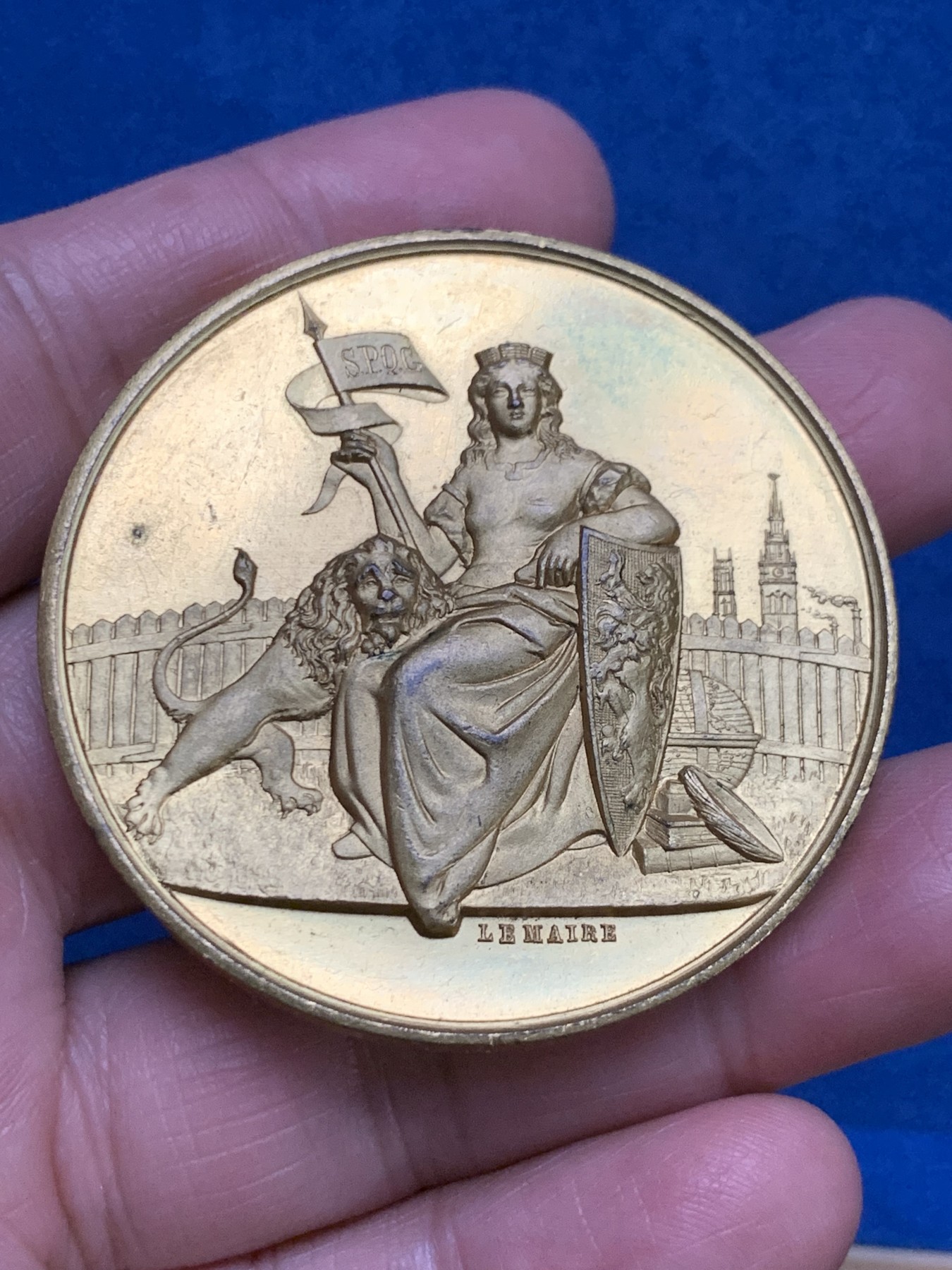 《竞宝斋》第249场-周日，周一 ，周二3场连拍 (全场包邮) 1899 比利时东弗兰德斯镀金铜章，直径50.7mm，约41.5克，品相不错，图案漂亮