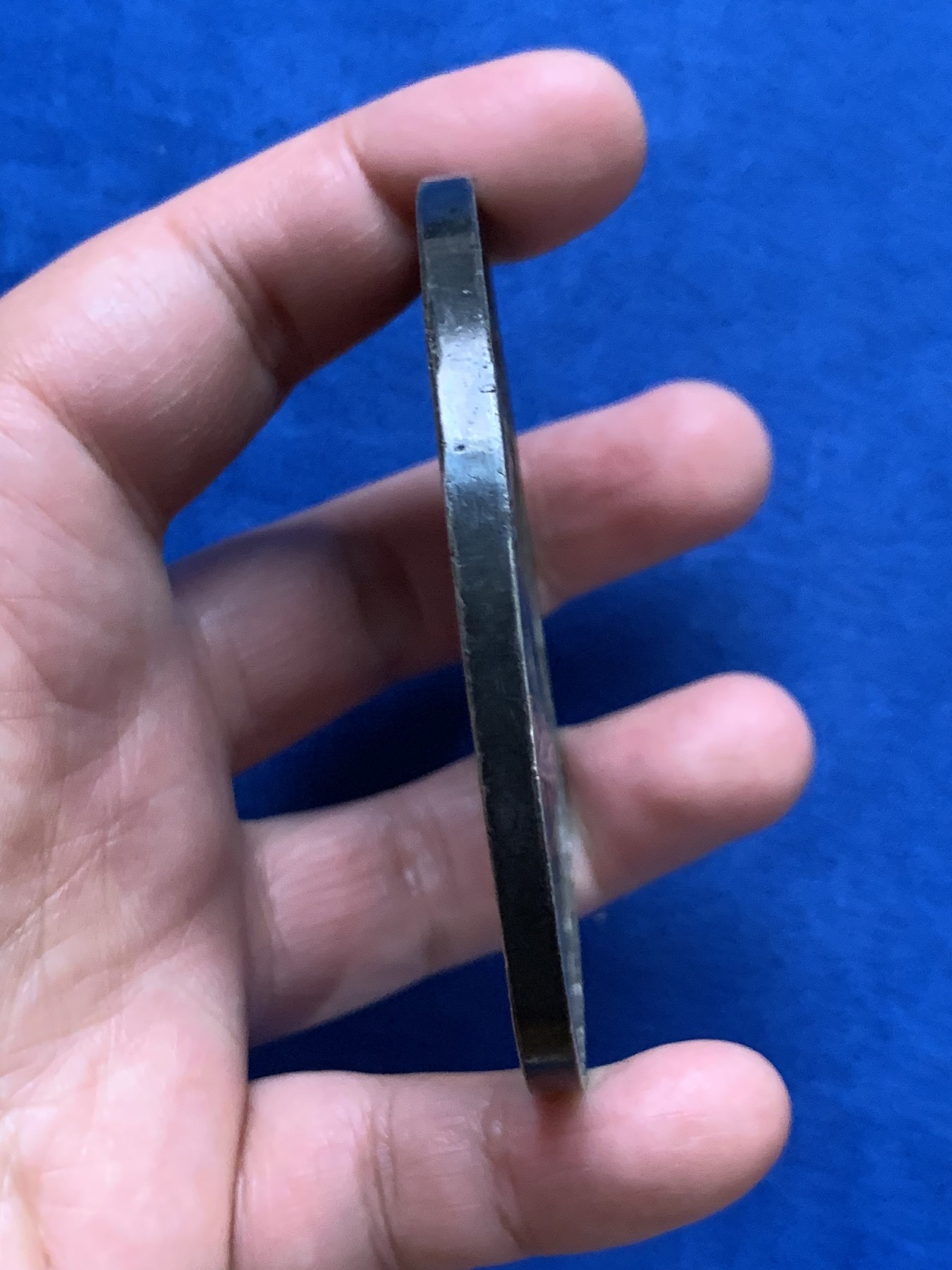 《竞宝斋》第249场-周日，周一 ，周二3场连拍 (全场包邮) 1897 英国维多利亚登基60周年白色金属章，直径76.4mm，约101克