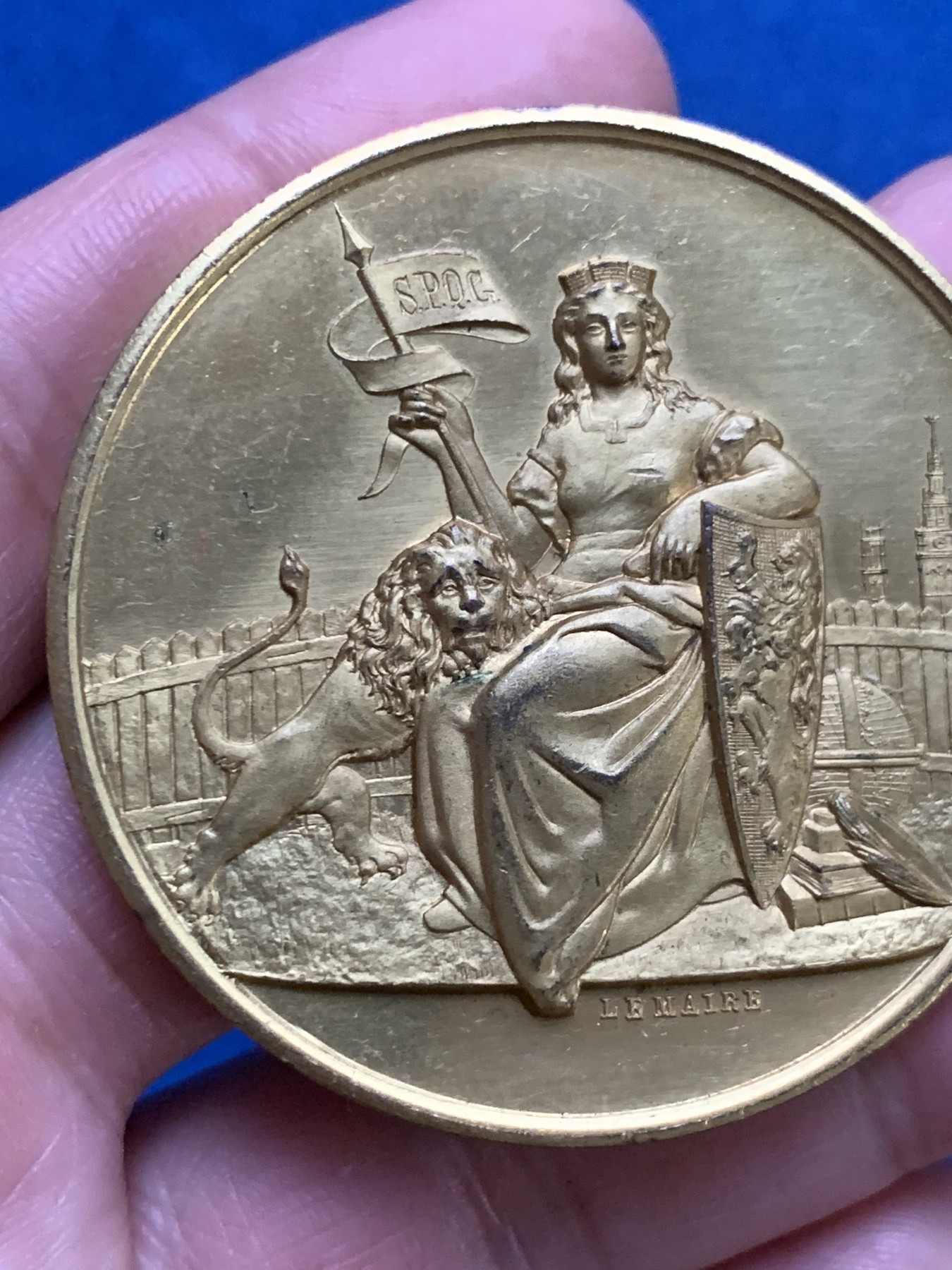 《竞宝斋》第249场-周日，周一 ，周二3场连拍 (全场包邮) 1899 比利时东弗兰德斯镀金铜章，直径50.7mm，约41.5克，品相不错，图案漂亮