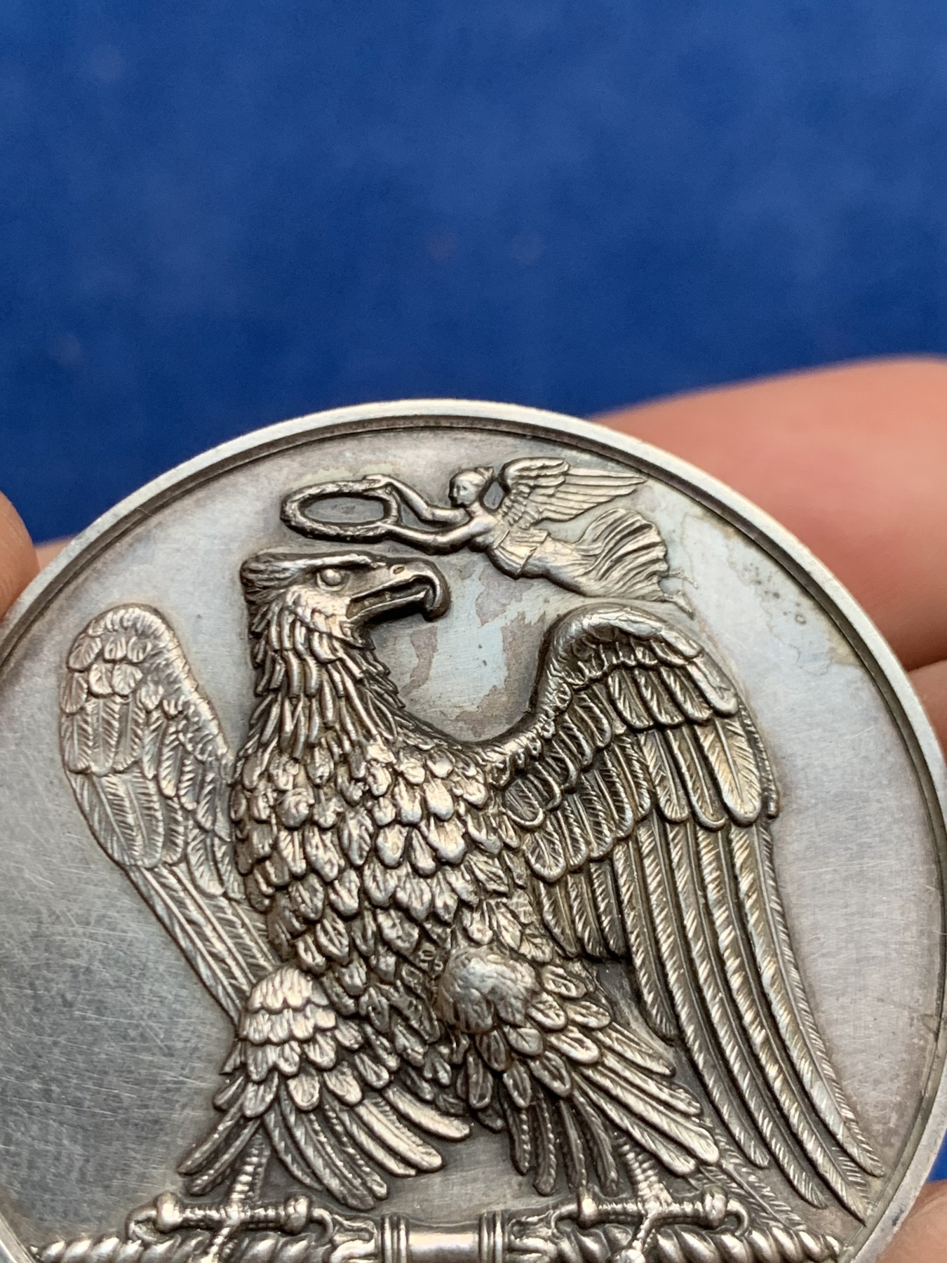 《竞宝斋》第250场-周日，周一 ，周二3场连拍 (全场包邮) 法国 拿破仑一世 帝国胜利  银章 高浮雕工艺 细节突出 小天使清晰 丰饶角银标 41mm 39.2克