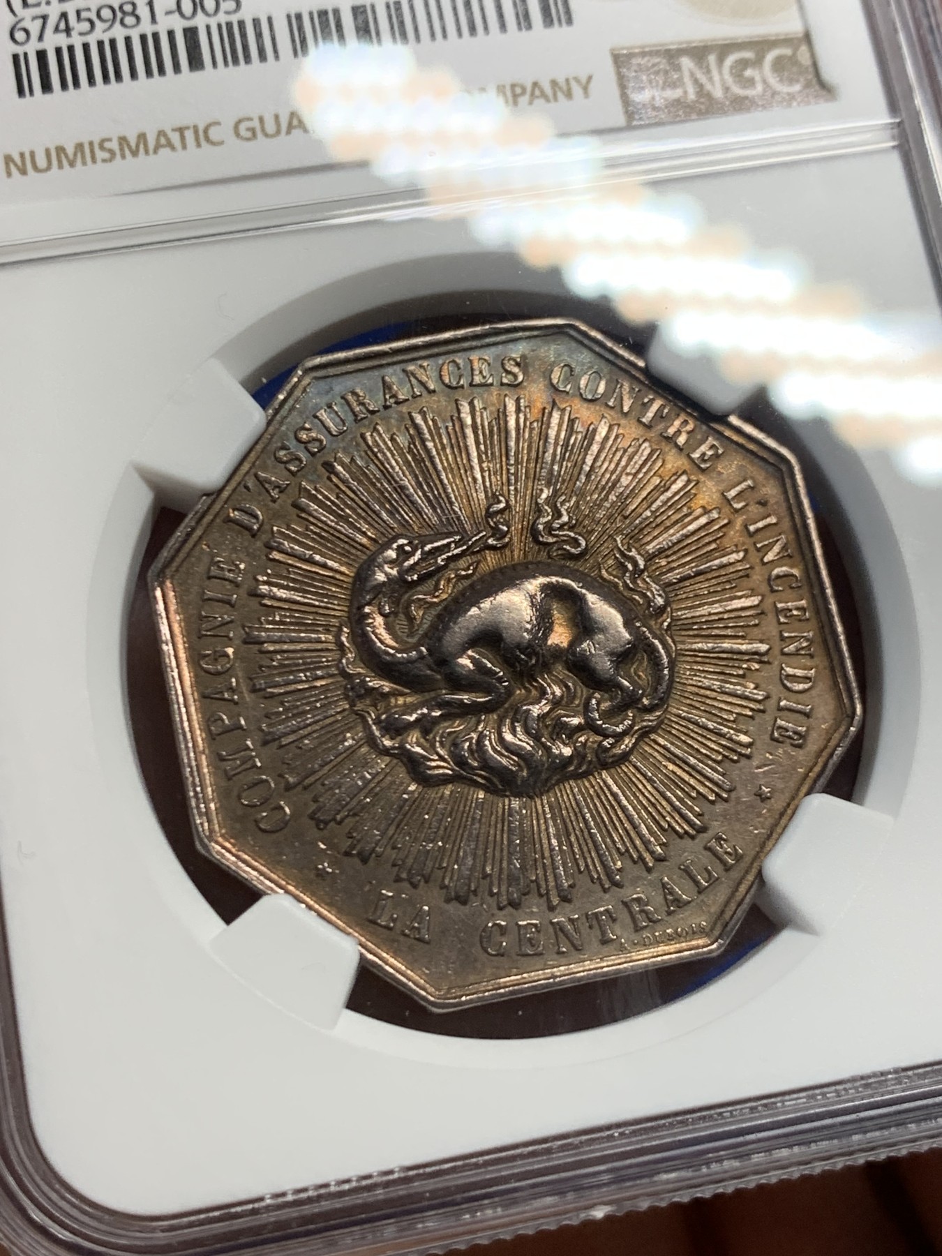 《竞宝斋》第250场-周日，周一 ，周二3场连拍 (全场包邮) NGC-AU 法国 著名品种 放射龙 1863蜜蜂边铭（1860-1879） 非后期铸造 非常有设计感的经典八角 约20克 35mm