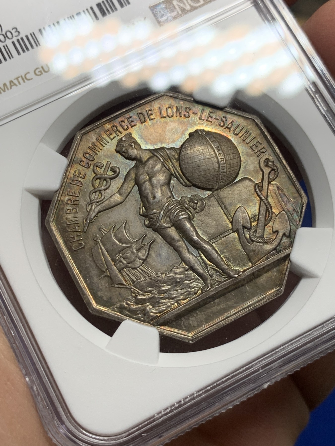 《竞宝斋》第250场-周日，周一 ，周二3场连拍 (全场包邮) NGC-MS64 法国八角银质代币，隆勒索尼商会，手持地球的墨丘利，造型和1869年的先见之明保险相似，极美五彩包浆，30+克非常厚重