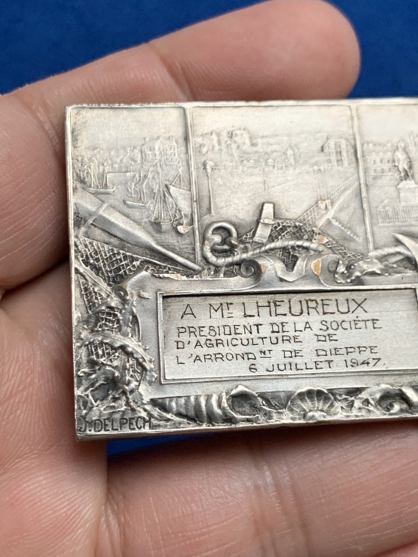 《竞宝斋》第250场-周日，周一 ，周二3场连拍 (全场包邮) 法国迪耶普城镇纪念方形镀银铜章，双美人鱼，以城市港口为背景的各种海上装置向我们展示了一个繁荣的海边城市，51.15g，40*50.3mm，边铭三角形+铜标