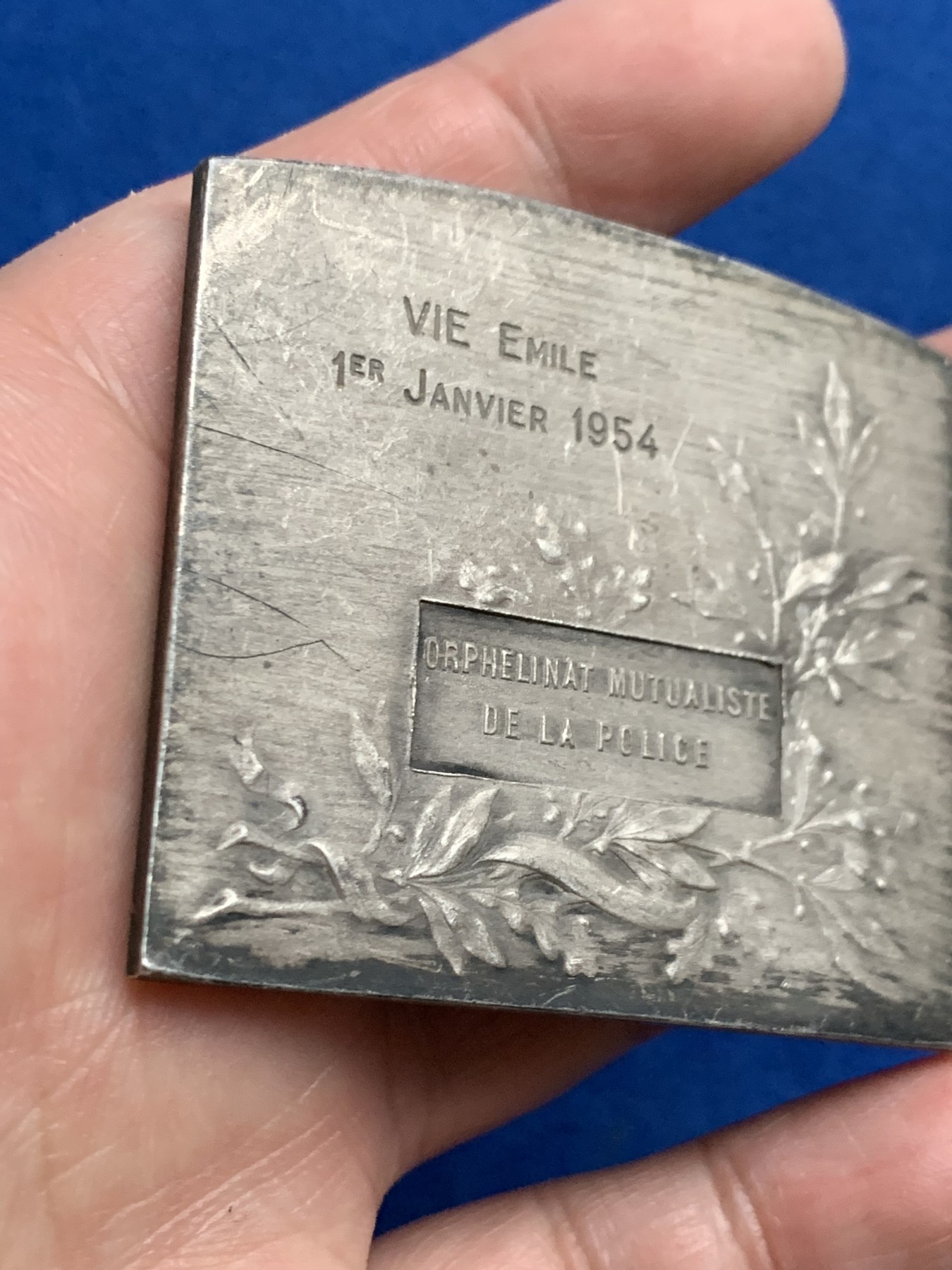 《竞宝斋》第250场-周日，周一 ，周二3场连拍 (全场包邮) 法国1954年警察互助孤儿院银章，88.53g，长58mm，宽50-52.5mm，边铭：野猪头+菱形 AREGNET