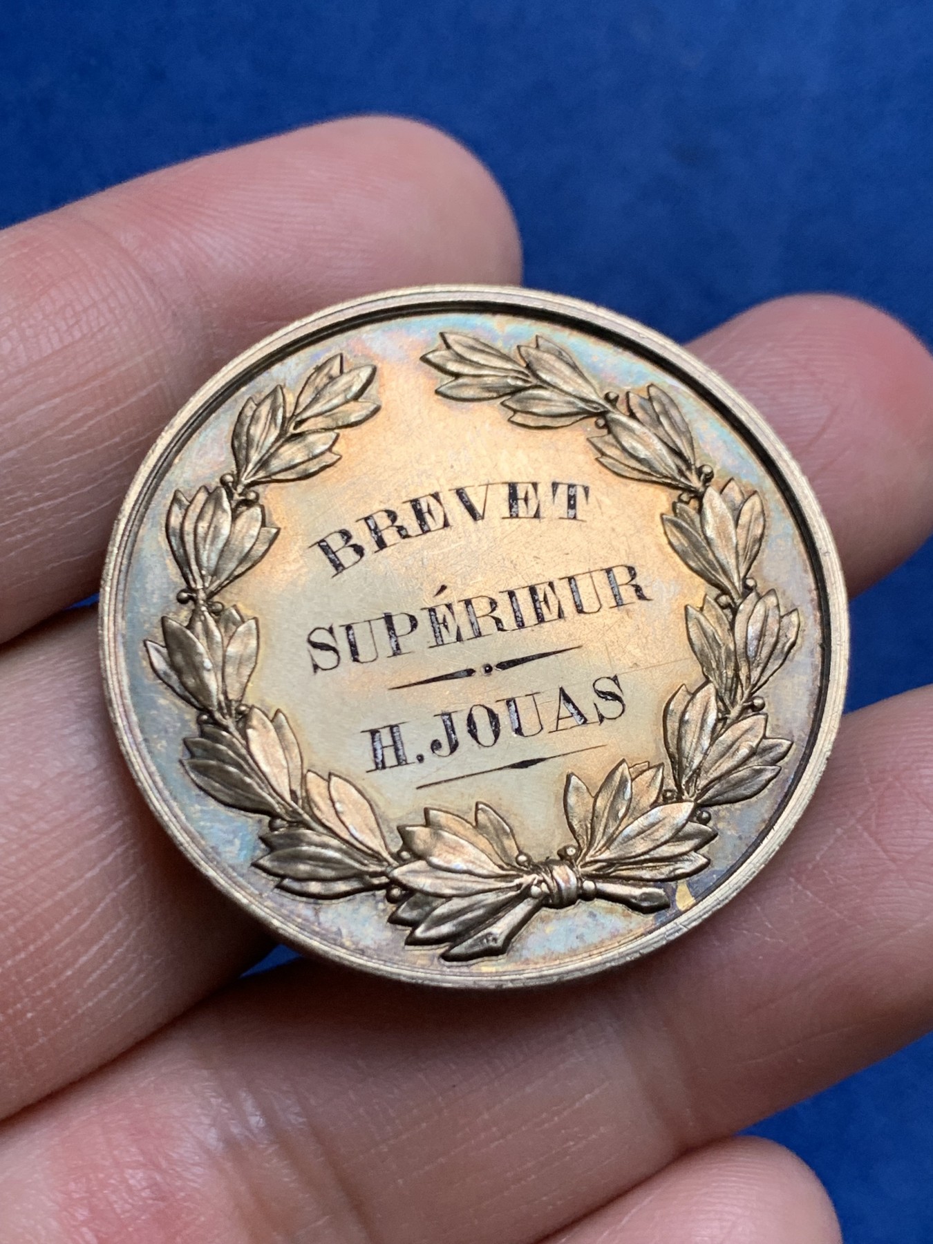 《竞宝斋》第250场-周日，周一 ，周二3场连拍 (全场包邮) 法国 1880年 鲁昂寄宿学校  烟斗边铭银标 36.5mm 20克