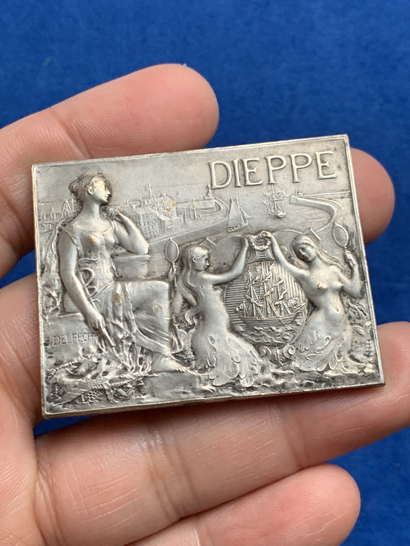 《竞宝斋》第250场-周日，周一 ，周二3场连拍 (全场包邮) 法国迪耶普城镇纪念方形镀银铜章，双美人鱼，以城市港口为背景的各种海上装置向我们展示了一个繁荣的海边城市，51.15g，40*50.3mm，边铭三角形+铜标