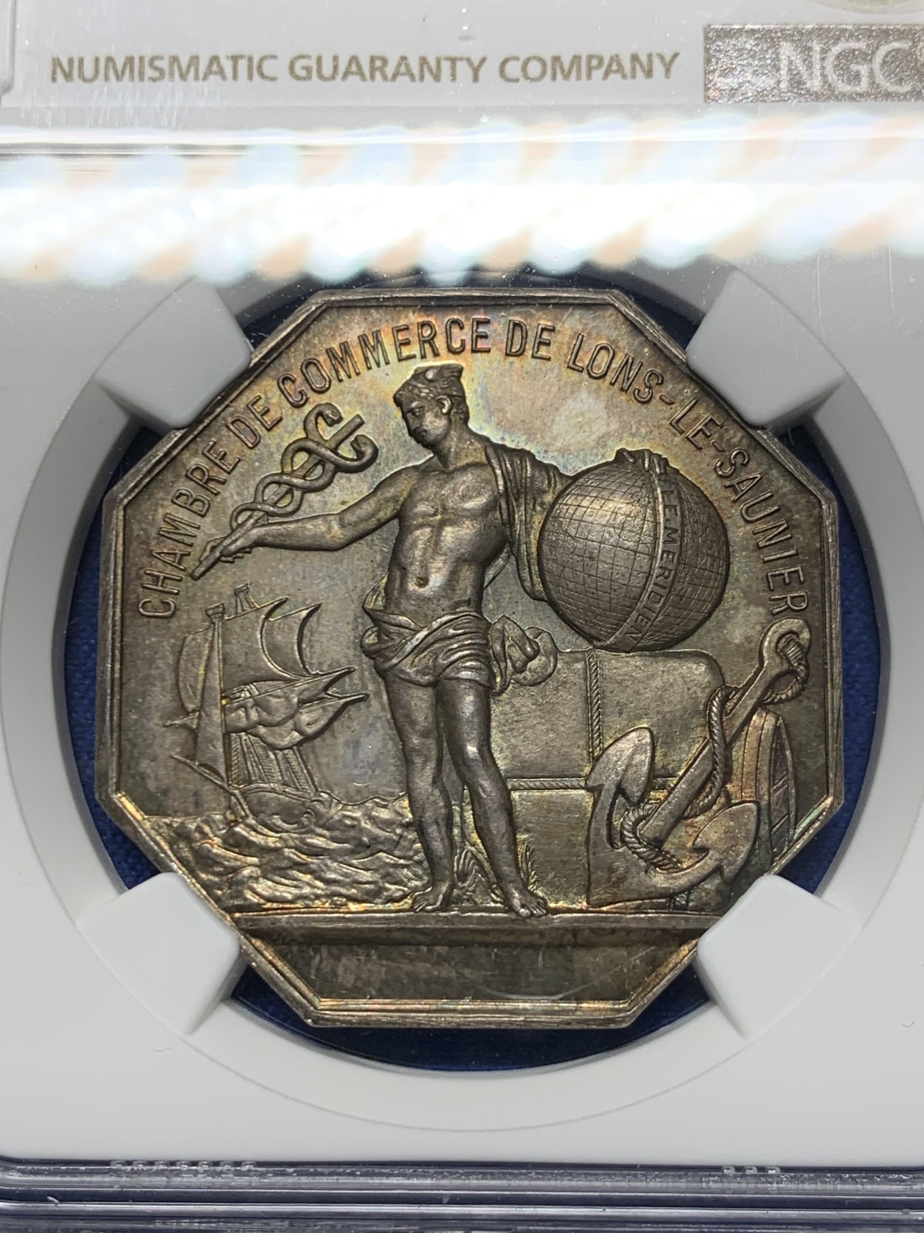 《竞宝斋》第250场-周日，周一 ，周二3场连拍 (全场包邮) NGC-MS64 法国八角银质代币，隆勒索尼商会，手持地球的墨丘利，造型和1869年的先见之明保险相似，极美五彩包浆，30+克非常厚重