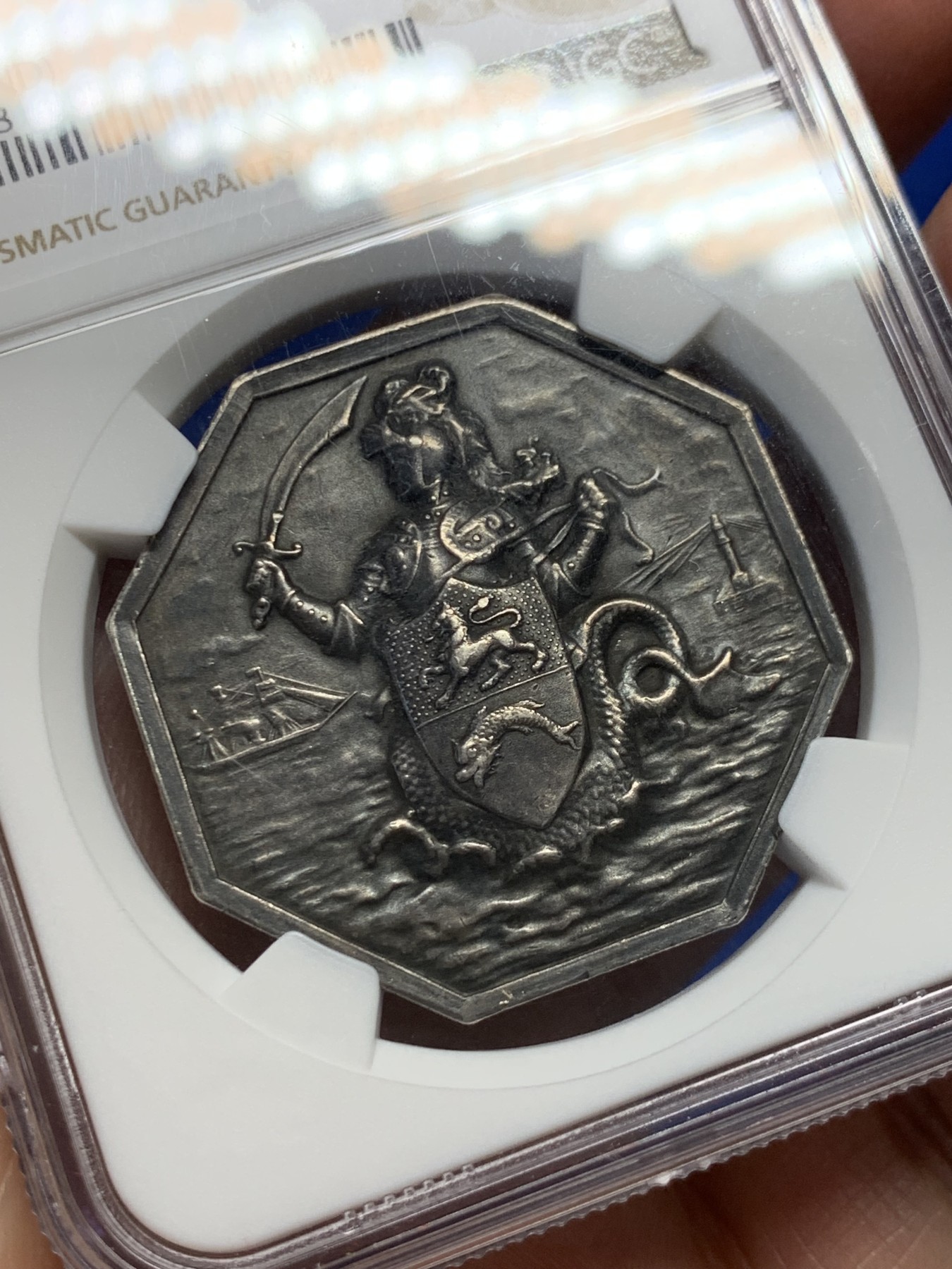 《竞宝斋》第250场-周日，周一 ，周二3场连拍 (全场包邮) NGC-AU58 法国八角 经典早期河妖图案 敦克尔克商贸 充分氧化 岁月自然的爆浆入骨 黝黑发亮 非常耐看 边铭手指