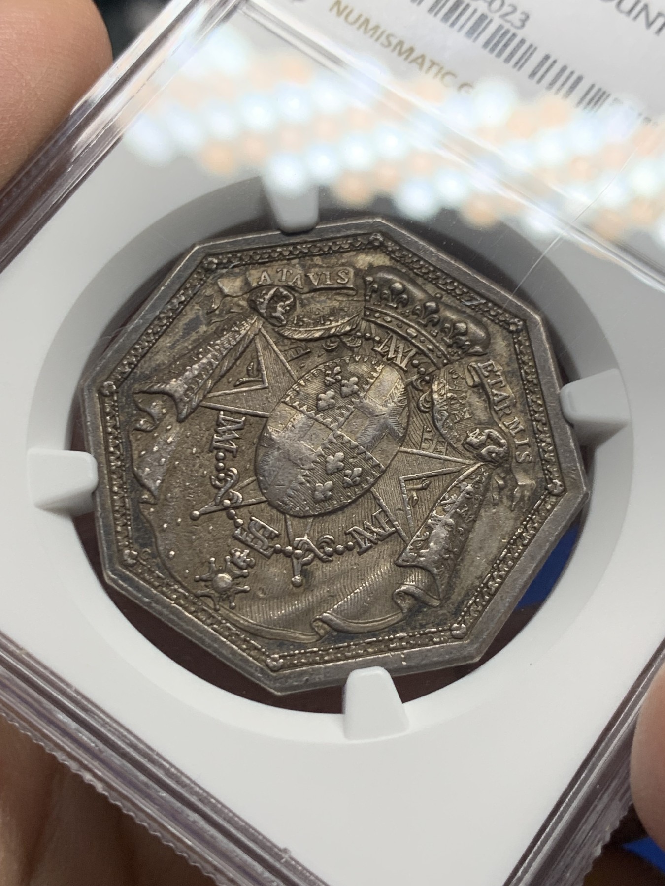 《竞宝斋》第250场-周日，周一 ，周二3场连拍 (全场包邮) NGC-AU55 法国1773年八角银质代币，卡梅山伯爵纹章，18世纪的好品难寻，早期无边铭