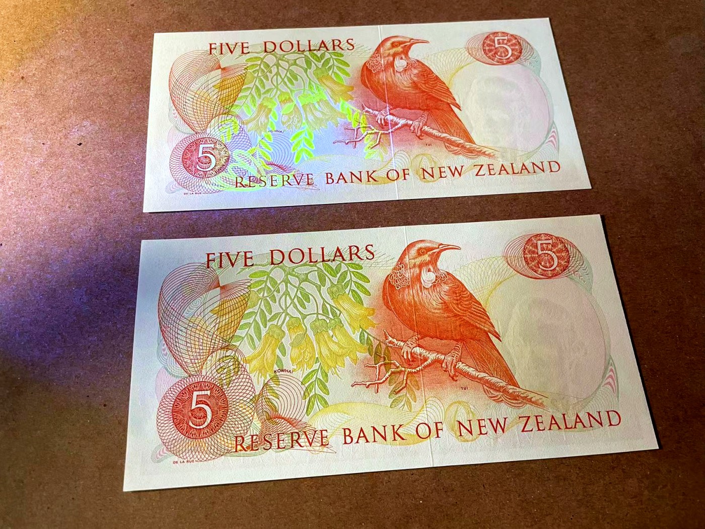 【Blue Auction】✨世界纸币精拍第448期【精】 【一组2张 补号】新西兰 高冠女王 5元 UNC （轻微印子）