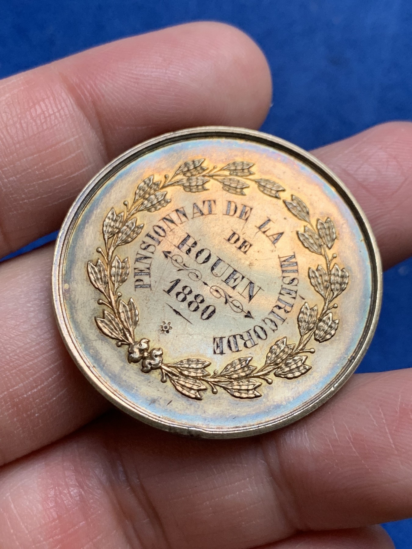 《竞宝斋》第250场-周日，周一 ，周二3场连拍 (全场包邮) 法国 1880年 鲁昂寄宿学校  烟斗边铭银标 36.5mm 20克