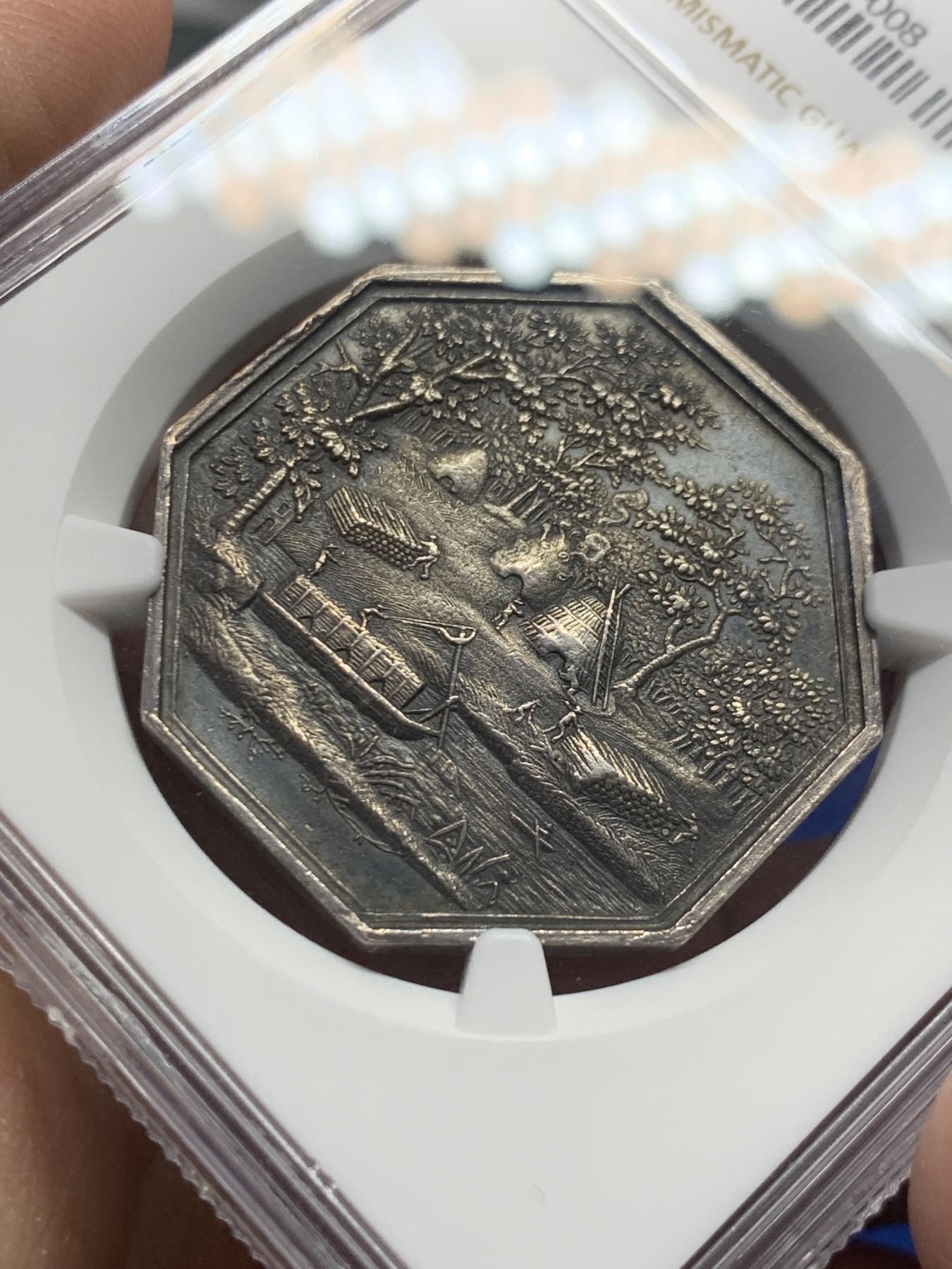 《竞宝斋》第250场-周日，周一 ，周二3场连拍 (全场包邮) NGC-AU58 法国名誉品巴黎煤炭贸易公司八角代用银币，此款难点在背面底板，已属不易