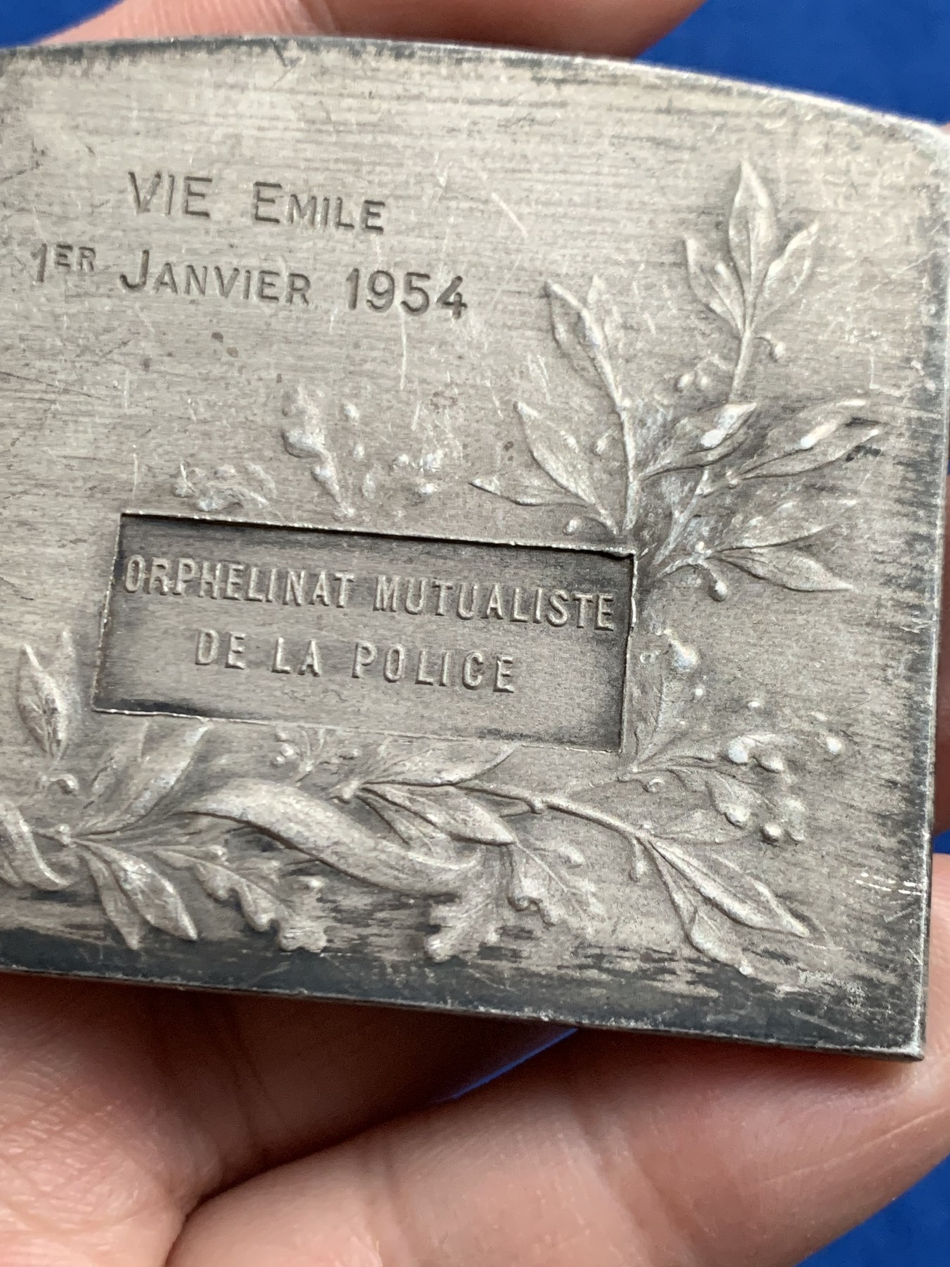 《竞宝斋》第250场-周日，周一 ，周二3场连拍 (全场包邮) 法国1954年警察互助孤儿院银章，88.53g，长58mm，宽50-52.5mm，边铭：野猪头+菱形 AREGNET