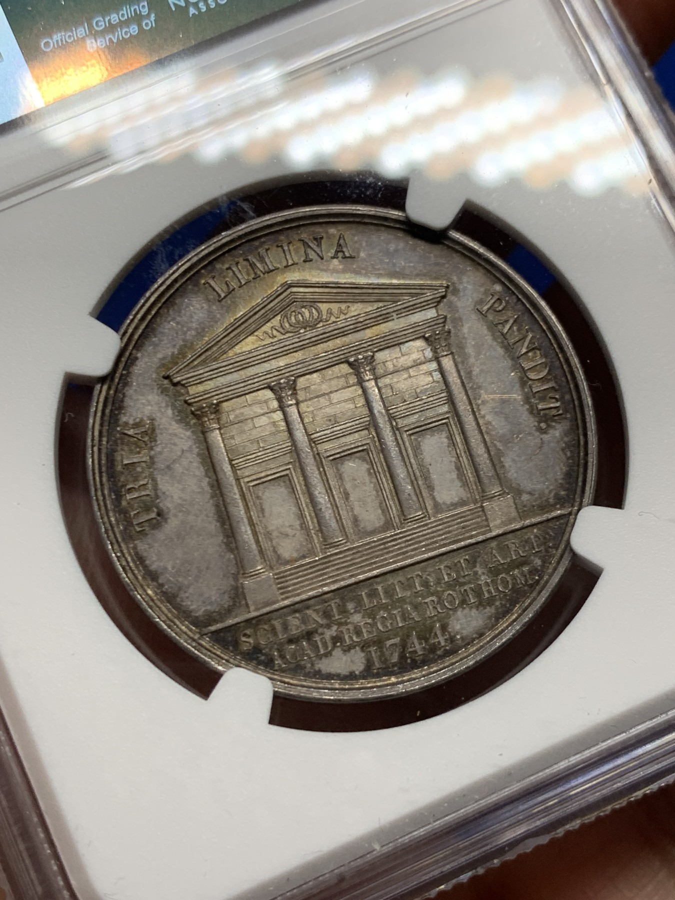 《竞宝斋》第250场-周日，周一 ，周二3场连拍 (全场包邮) NGC-MS62 法国鲁昂学院银质jeton，此款少见早期油灯边铭（1832-1841），分别为高乃依、丰特内尔和普桑的半身像