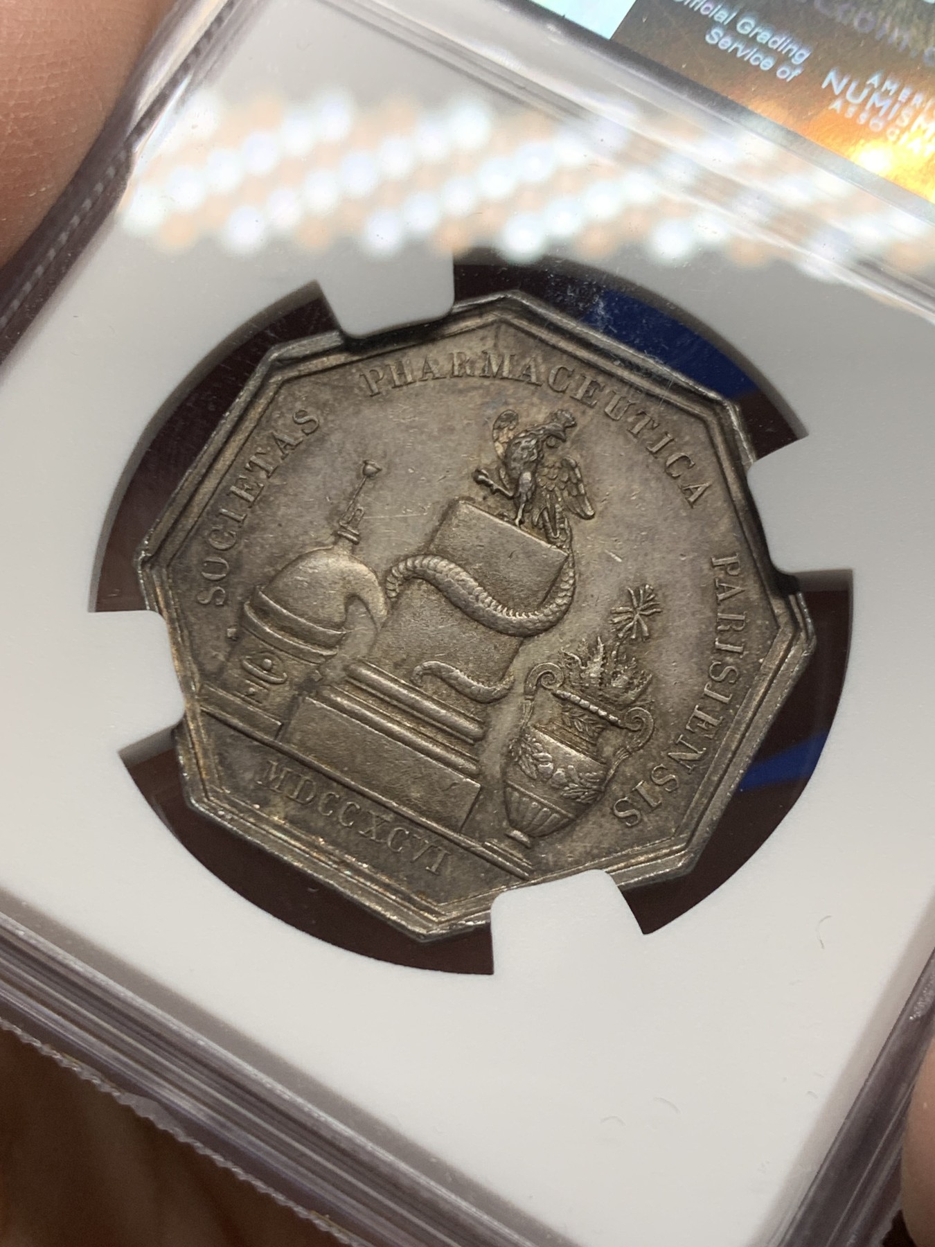 《竞宝斋》第250场-周日，周一 ，周二3场连拍 (全场包邮) NGC-MS62 法国八角银质代币，巴黎药剂师