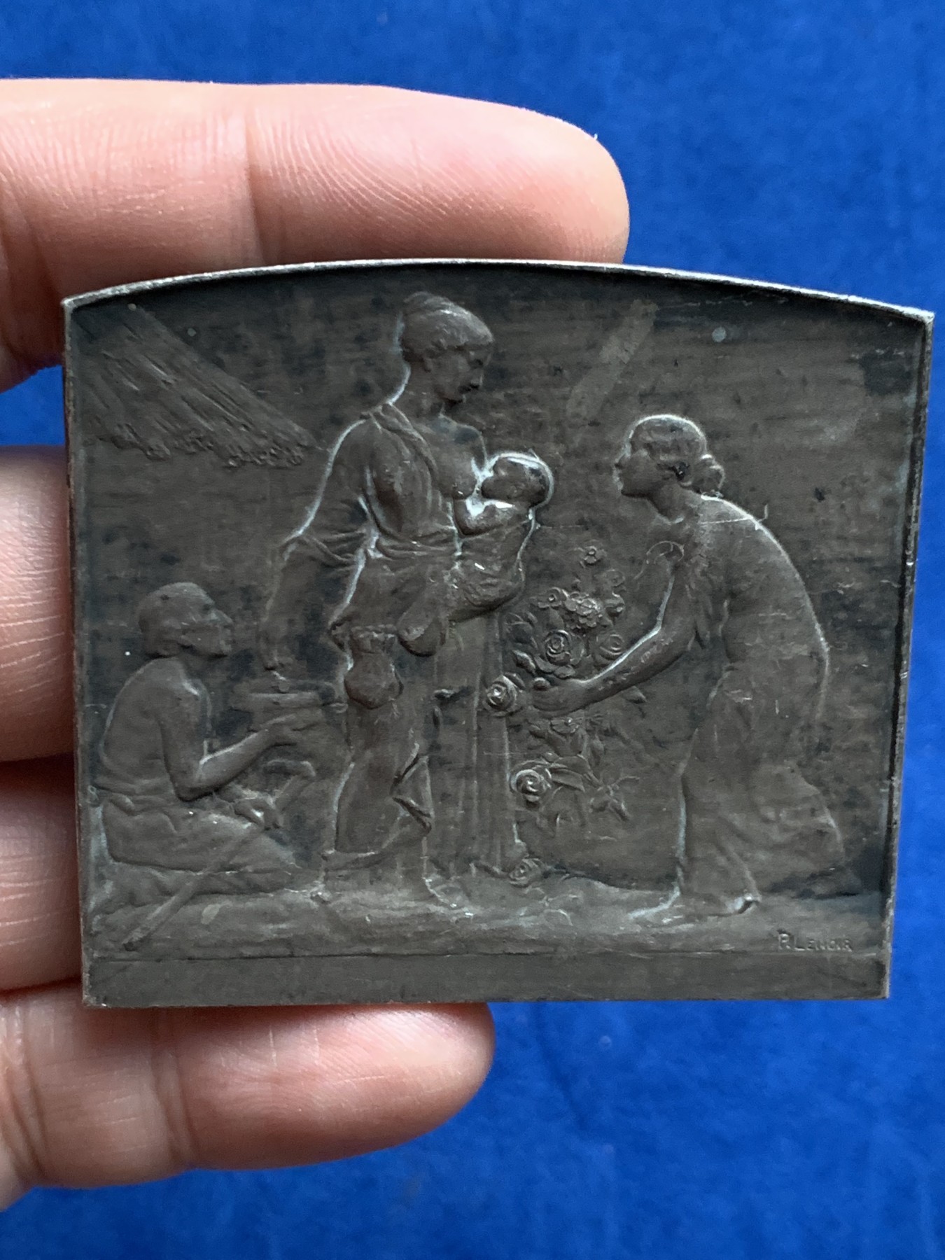 《竞宝斋》第250场-周日，周一 ，周二3场连拍 (全场包邮) 法国1954年警察互助孤儿院银章，88.53g，长58mm，宽50-52.5mm，边铭：野猪头+菱形 AREGNET