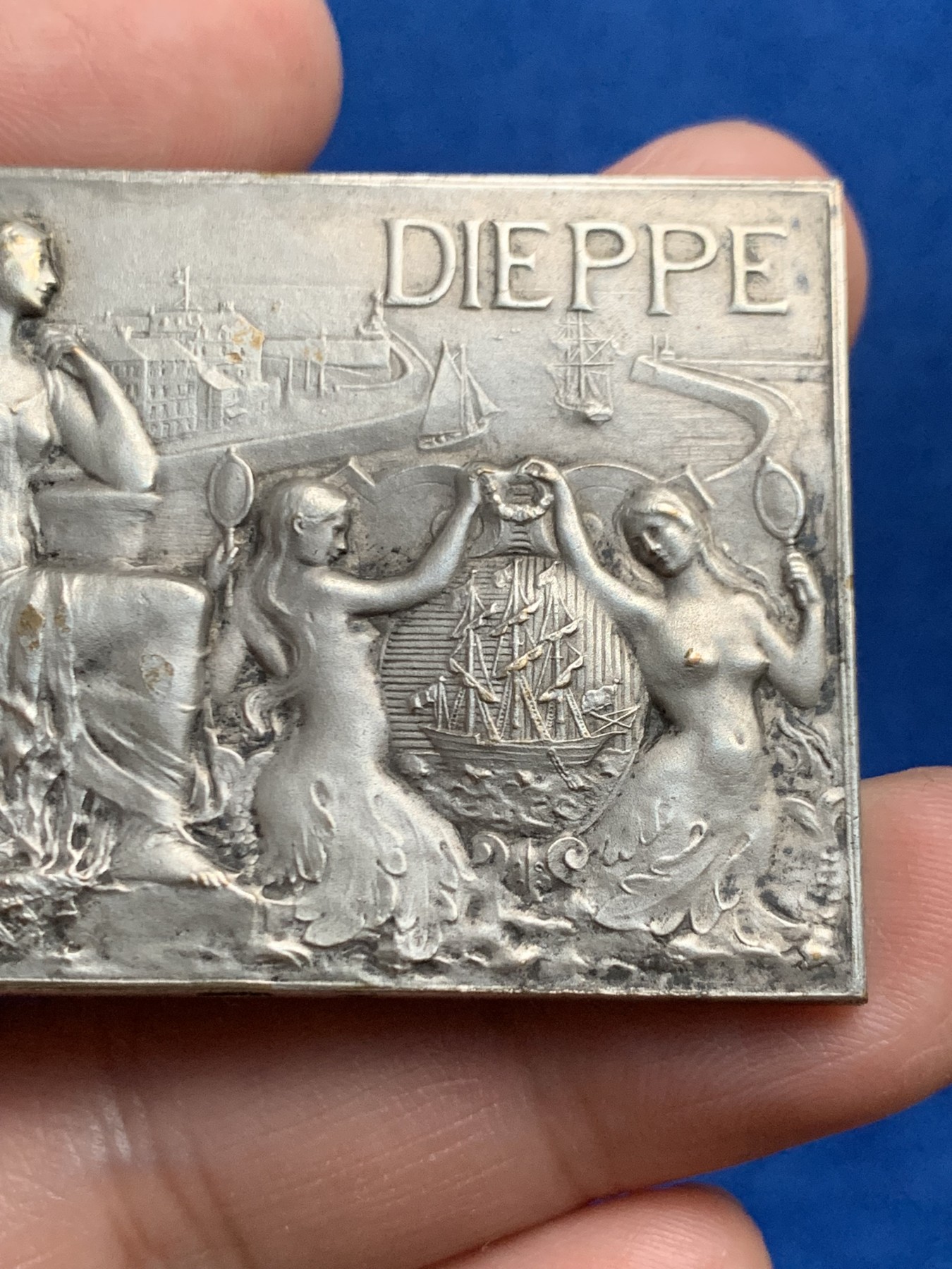 《竞宝斋》第250场-周日，周一 ，周二3场连拍 (全场包邮) 法国迪耶普城镇纪念方形镀银铜章，双美人鱼，以城市港口为背景的各种海上装置向我们展示了一个繁荣的海边城市，51.15g，40*50.3mm，边铭三角形+铜标